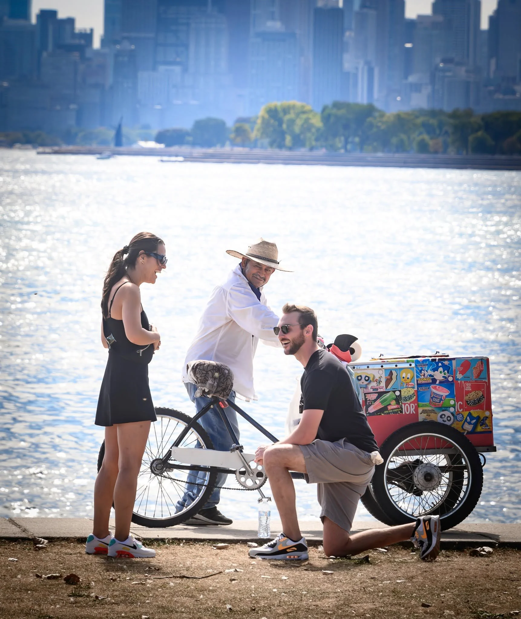 Sometimes an unexpected photobomber makes a surprise proposal even more memorable! 💍❤️ Along Chicago’s beautiful lakefront near the Montrose Point Bird Sanctuary, this romantic engagement unfolded with stunning Lake Michigan views, a heartfelt propo