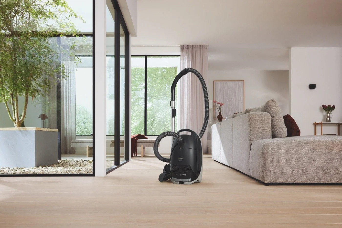 Miele-Guard-M1-Cat-Dog-in-room.jpg