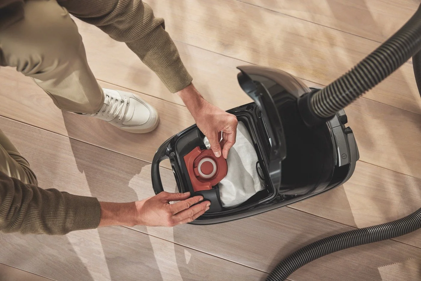Miele-Guard-M1-Cat-Dog-bag-change.jpg
