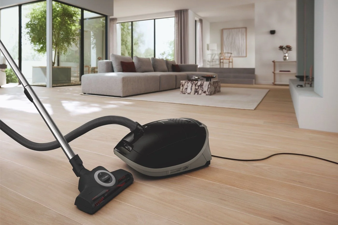 Miele-Guard-M1-Cat-Dog-hard-floor-lifestyle.jpg