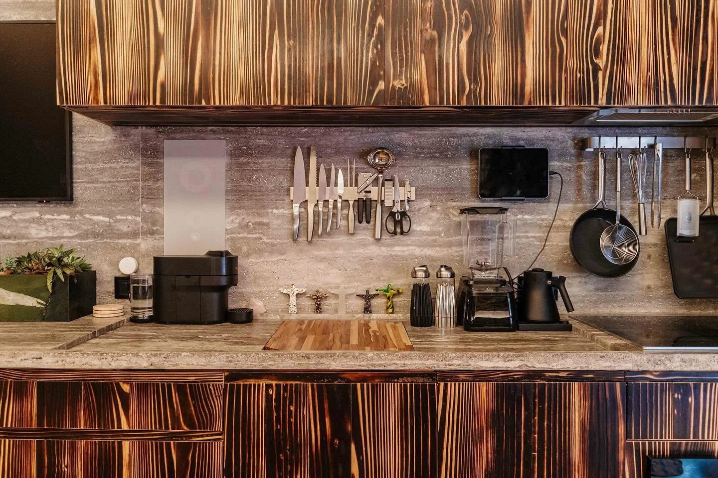 Discover the pleasure of cooking at our Obo Casa, where Brazilian cuisine comes to life. Our fully equipped kitchen, filled with high-quality utensils, reflects our love for the art of preparing food. Here, the importance of taking care of your diet 
