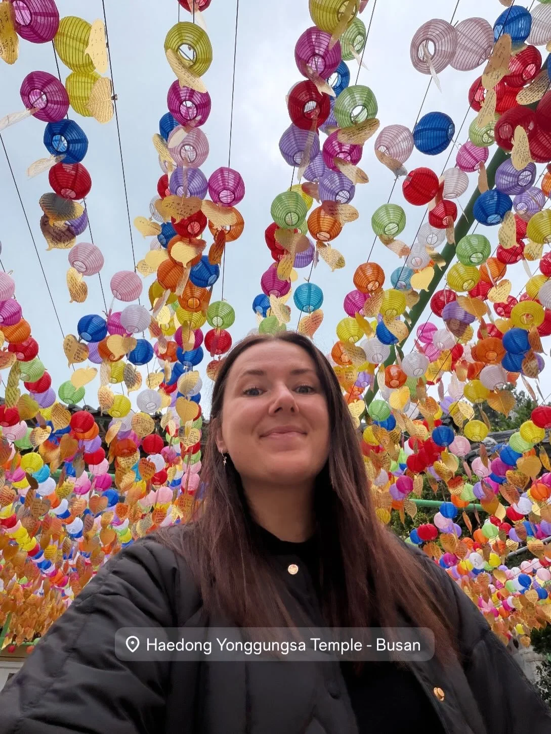Early morning at Haedong Yonggungsa meant we got to take it all in without the crowds 🌊⛩️

A little dose of culture 🇰🇷 to start the day, with bold colours everywhere, dramatic cliffs, and views that don&rsquo;t need a filterrrr.

Loved the lunar c
