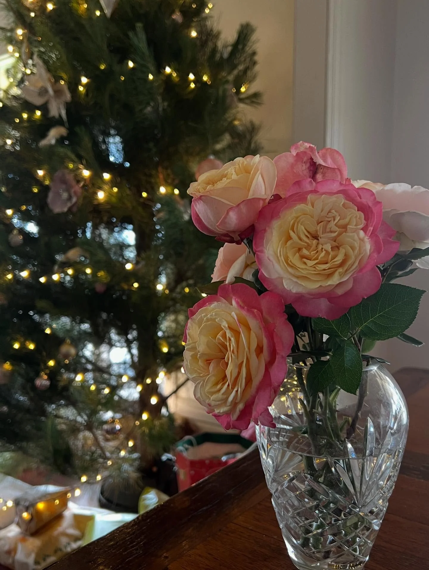 My mum was a massive rose lover and I&rsquo;m so glad I followed in her footsteps.

Having these gorgeous blooms in our garden always remind me of her, and a vase full at Christmas feels like a little piece of her is here with the family. 💐🌹❤️

#ro