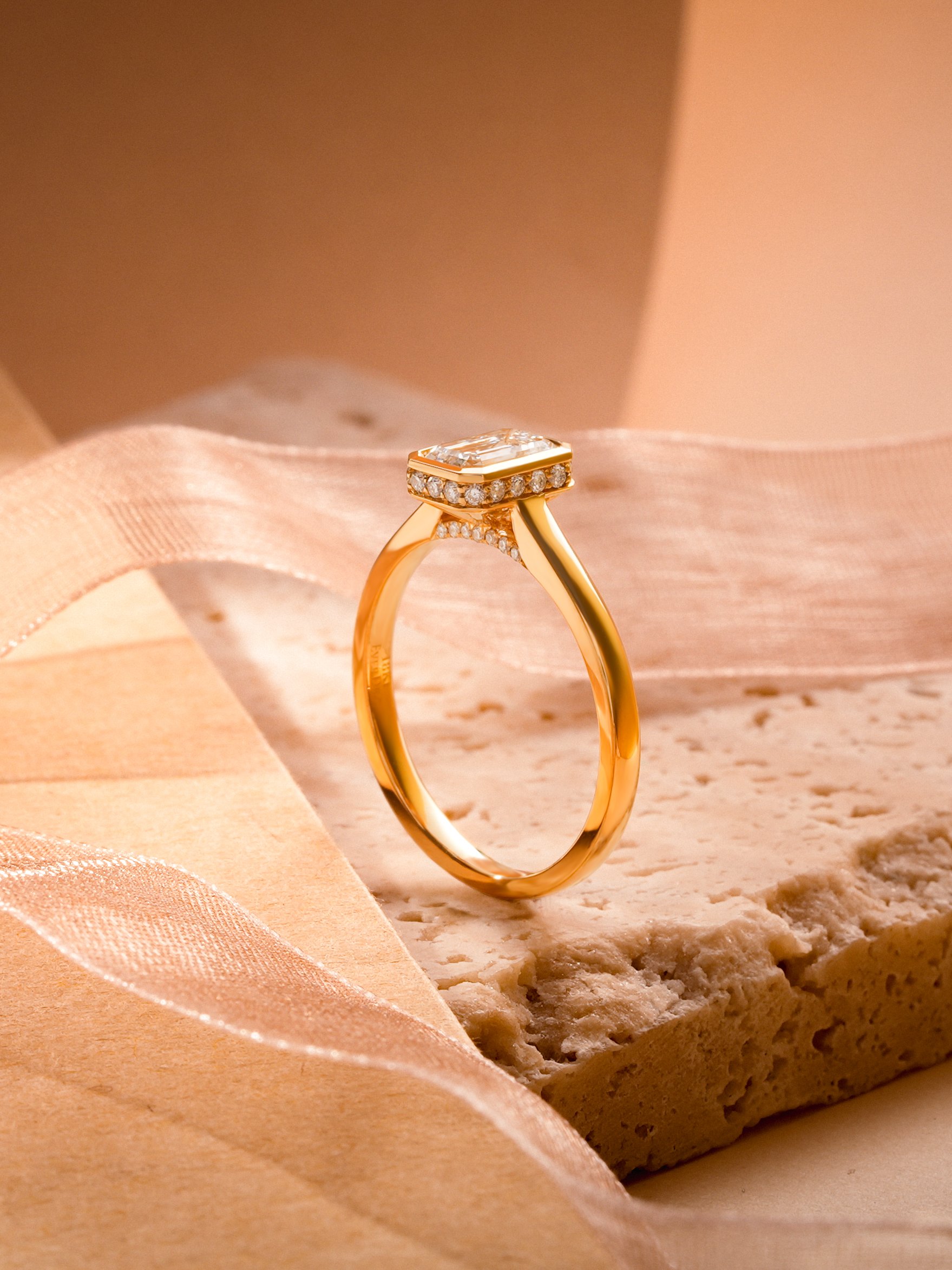 Bezel Emerald 755918.jpg