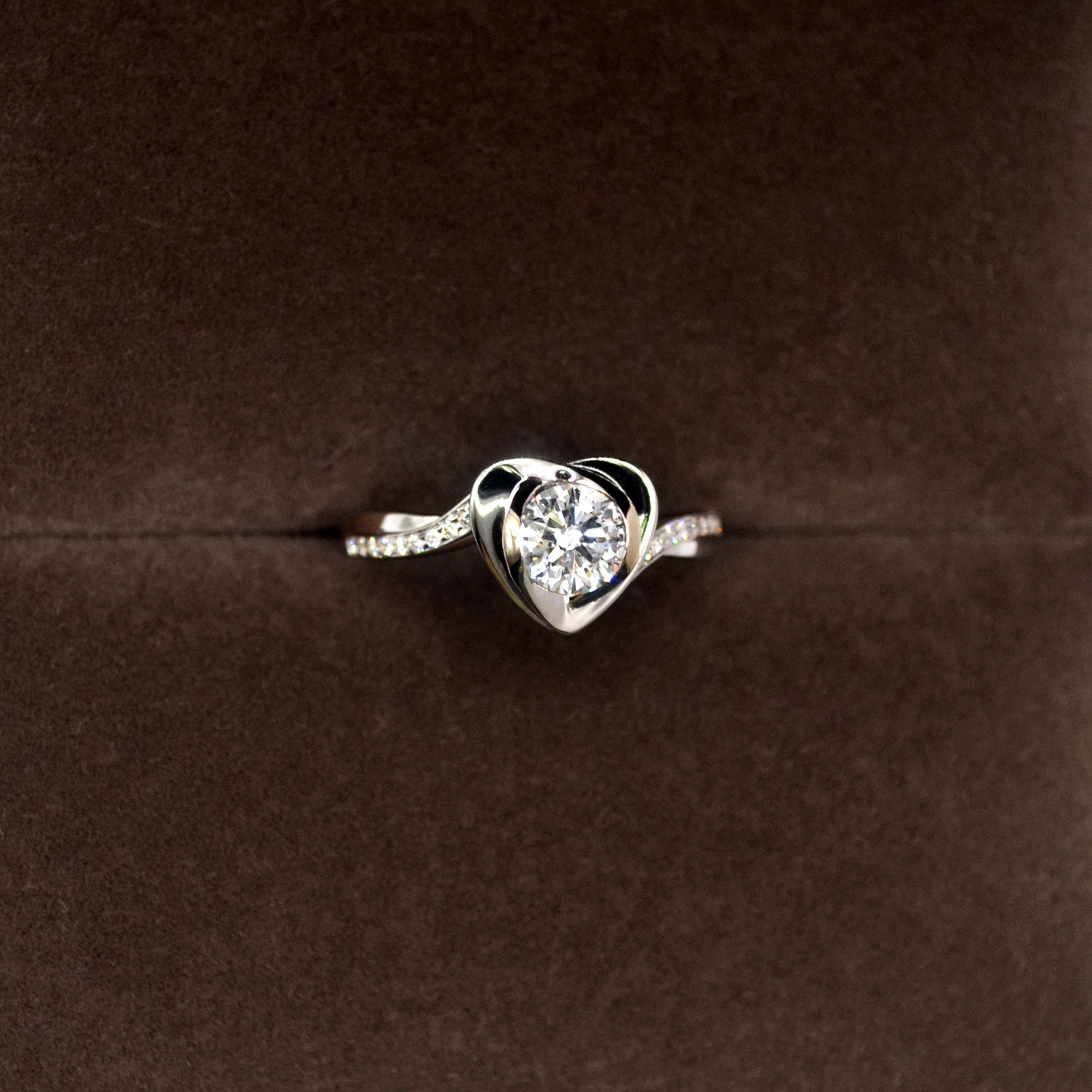A twisted shank memorial ring with a shining diamond and heart-shaped white gold.