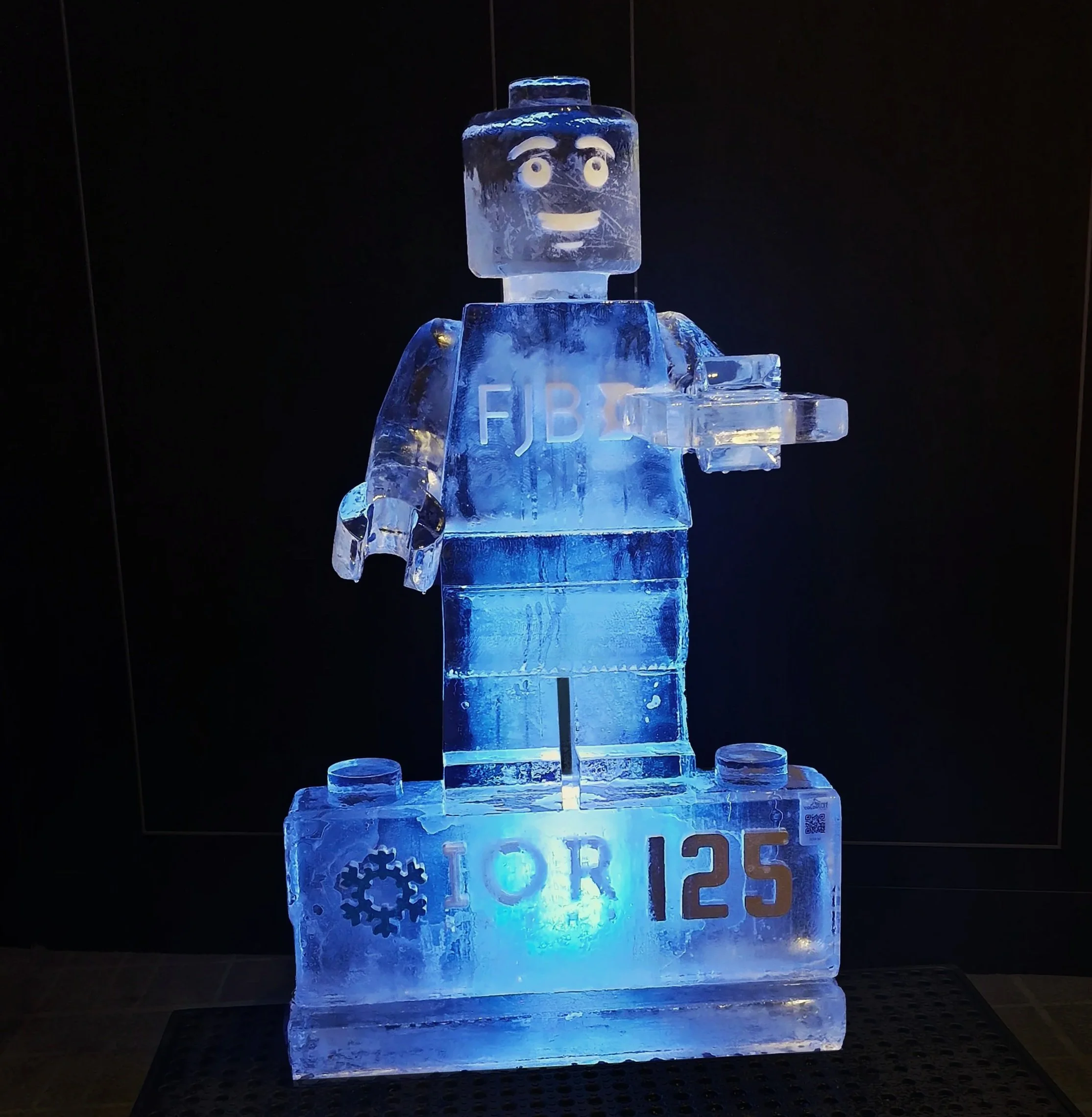 giant replica lego man sculpture for corporate party 