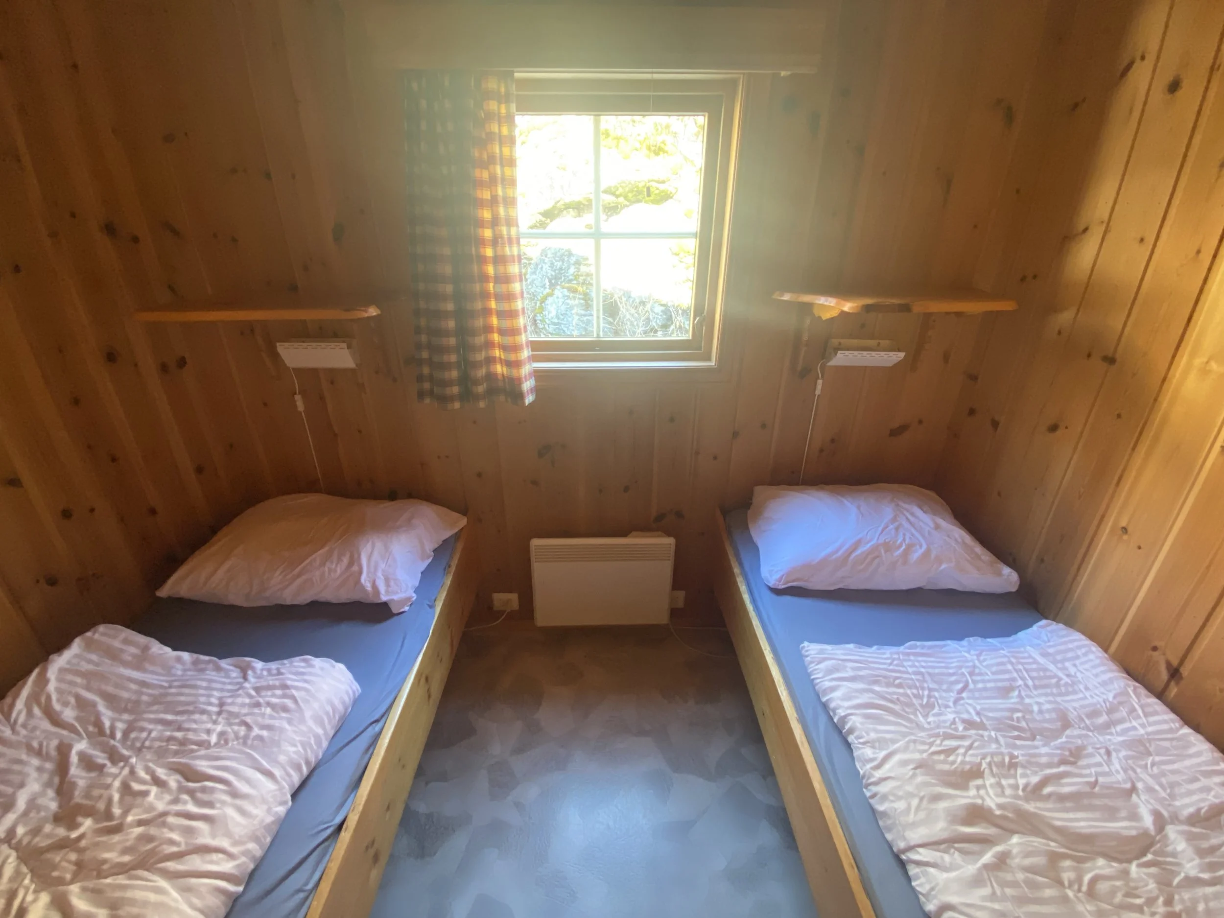 Single beds bedroom in small cabin