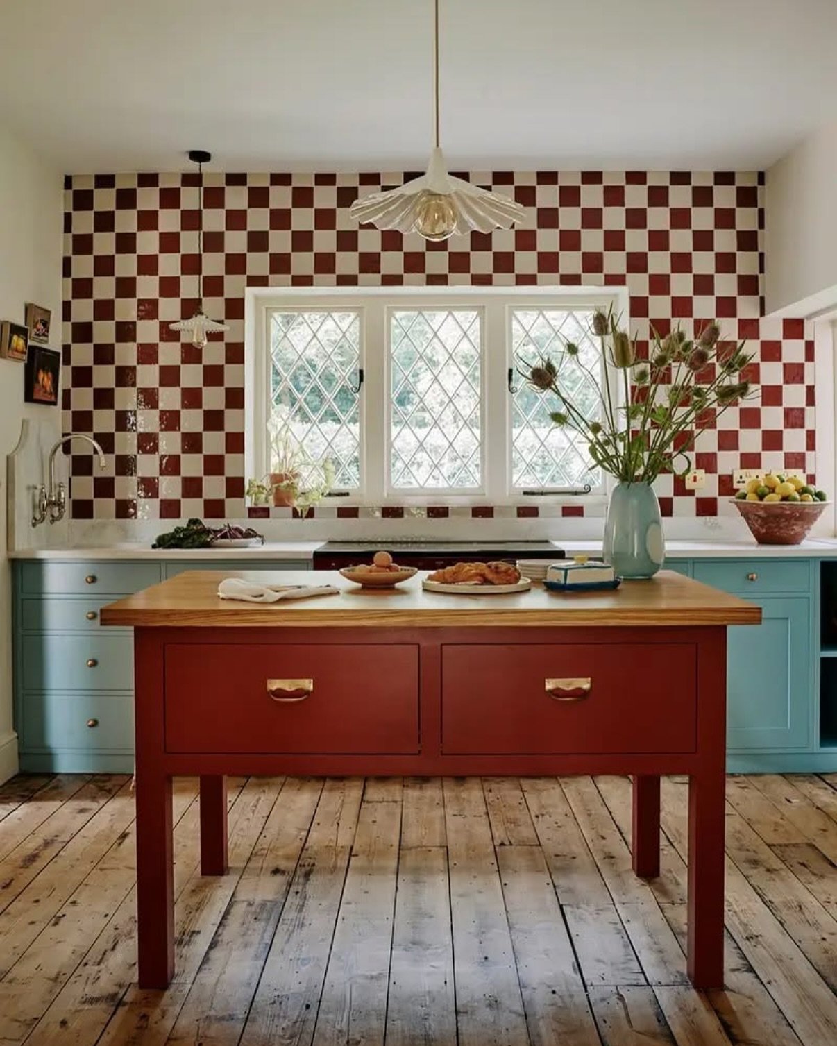 Random roundup

1) kitchen tiling inspiration
2) been awhile since I&rsquo;ve been car napped trapped, quite enjoyed it 
3) nature providing the best colour combinations 
4) I won a prize!! Donated to my sister as she got married at the vineyard that