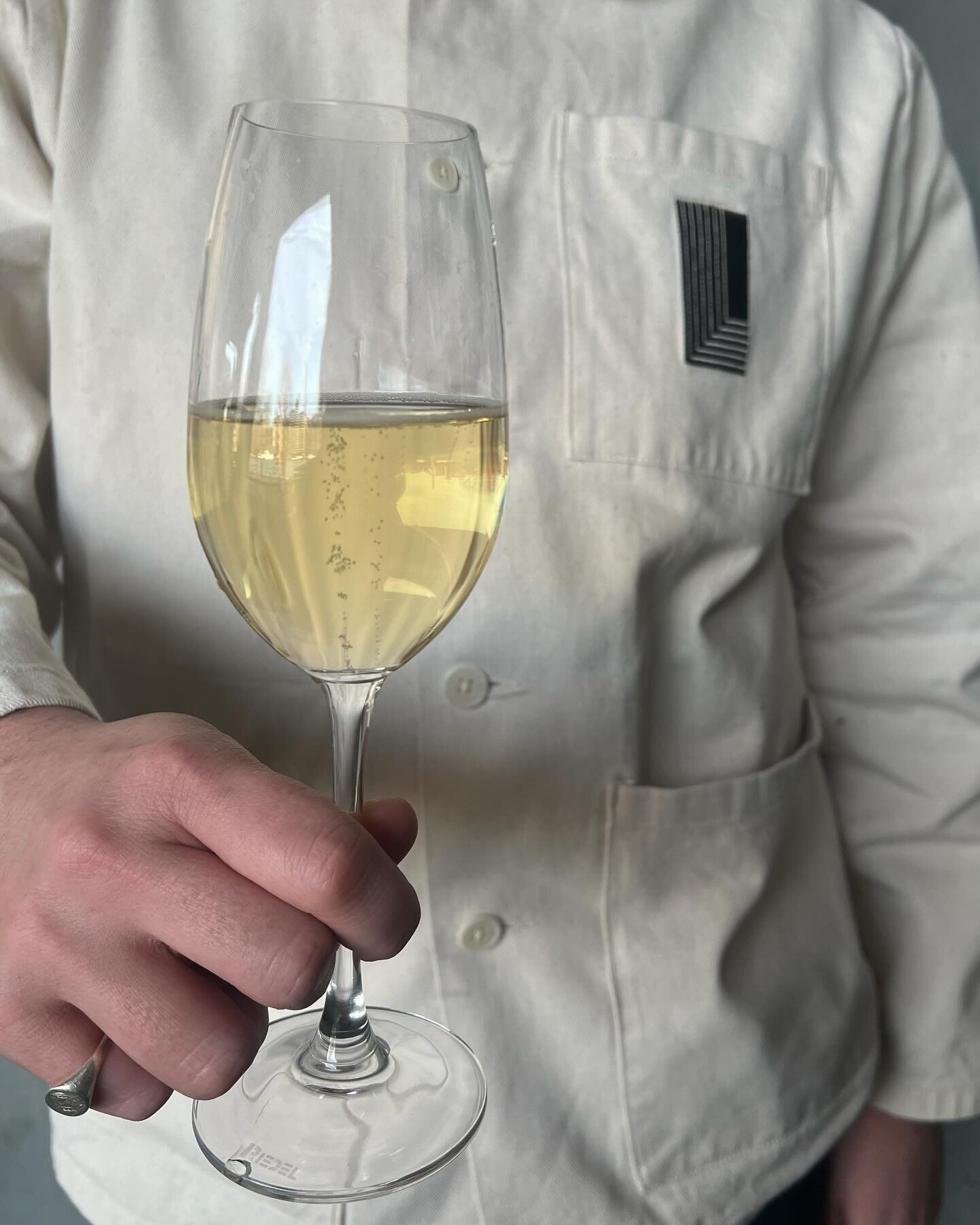 Davenport Vineyards, 'Sparkling Auxerrois', Sussex, England 2018

@limneyfarm 
@lescavesdepyrene 

@jonrotheram 
@tmfharris 
@ogierjohn 
@nationaltheatre