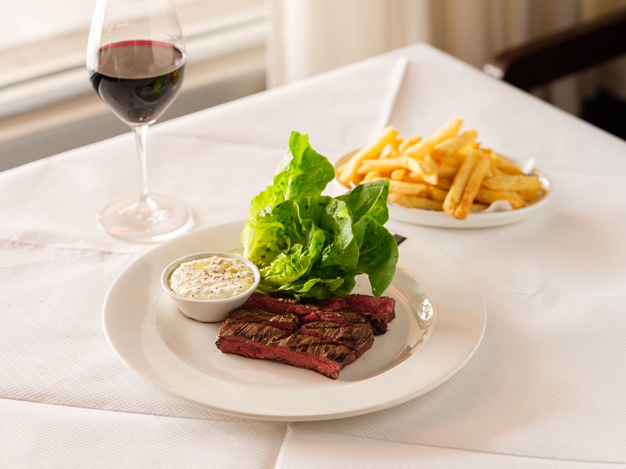 May we remind you that every Friday lunchtime, you can get a steak, chips and salad for just £20?
Paired with a glass of red, we can't think of a better way to end the week.
Book a table via the link in our bio.
#lunchspecial #LasdunResta
