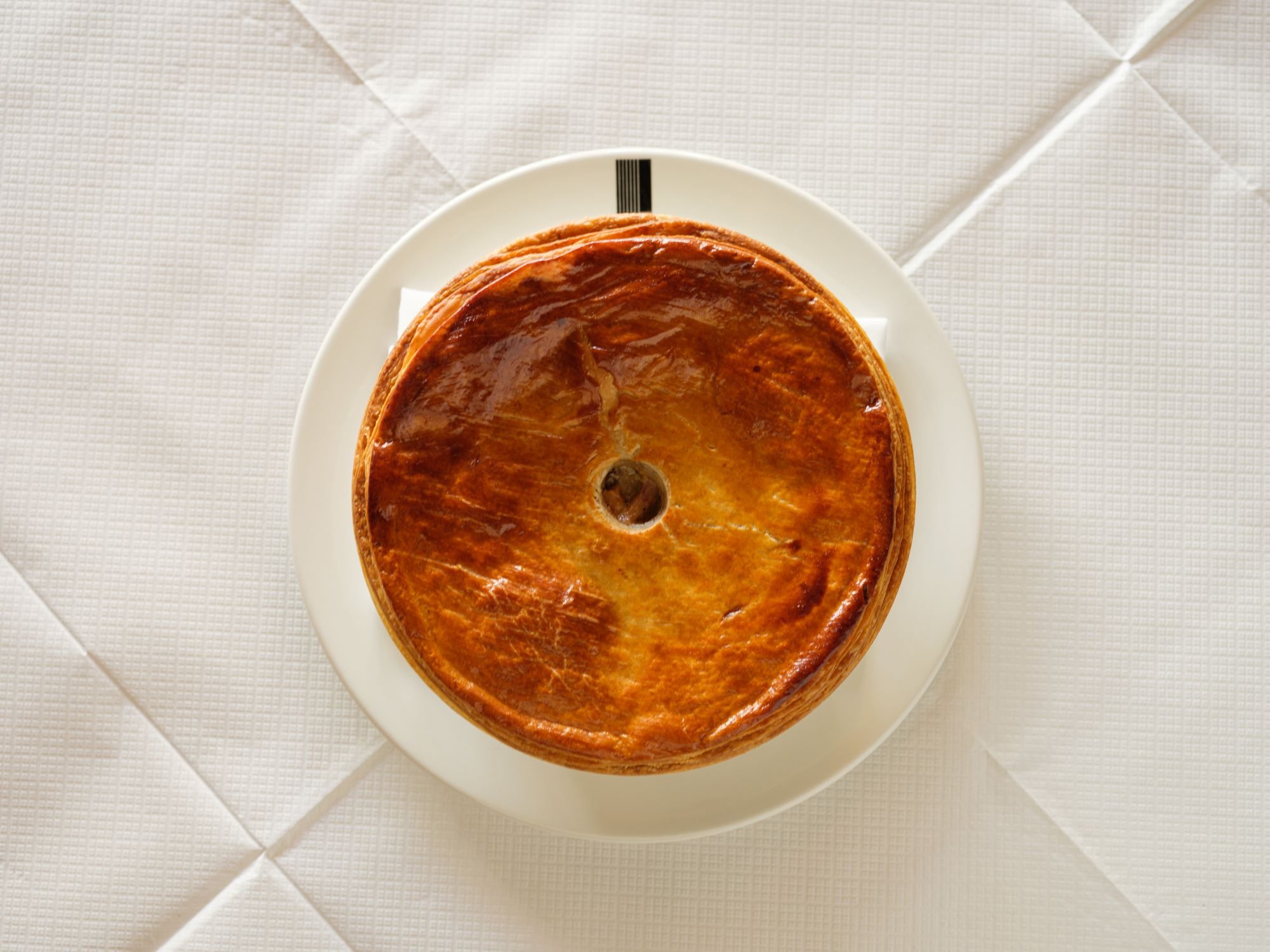 No matter the season, there's always a pie on the Lasdun menu.
Currently serving: beef shin and cep, best enjoyed with our British leaf salad or buttered greens.
#LasdunRestaurant #pies #modernbritishrestaurant #southbankrestaurant #nationaltheat
