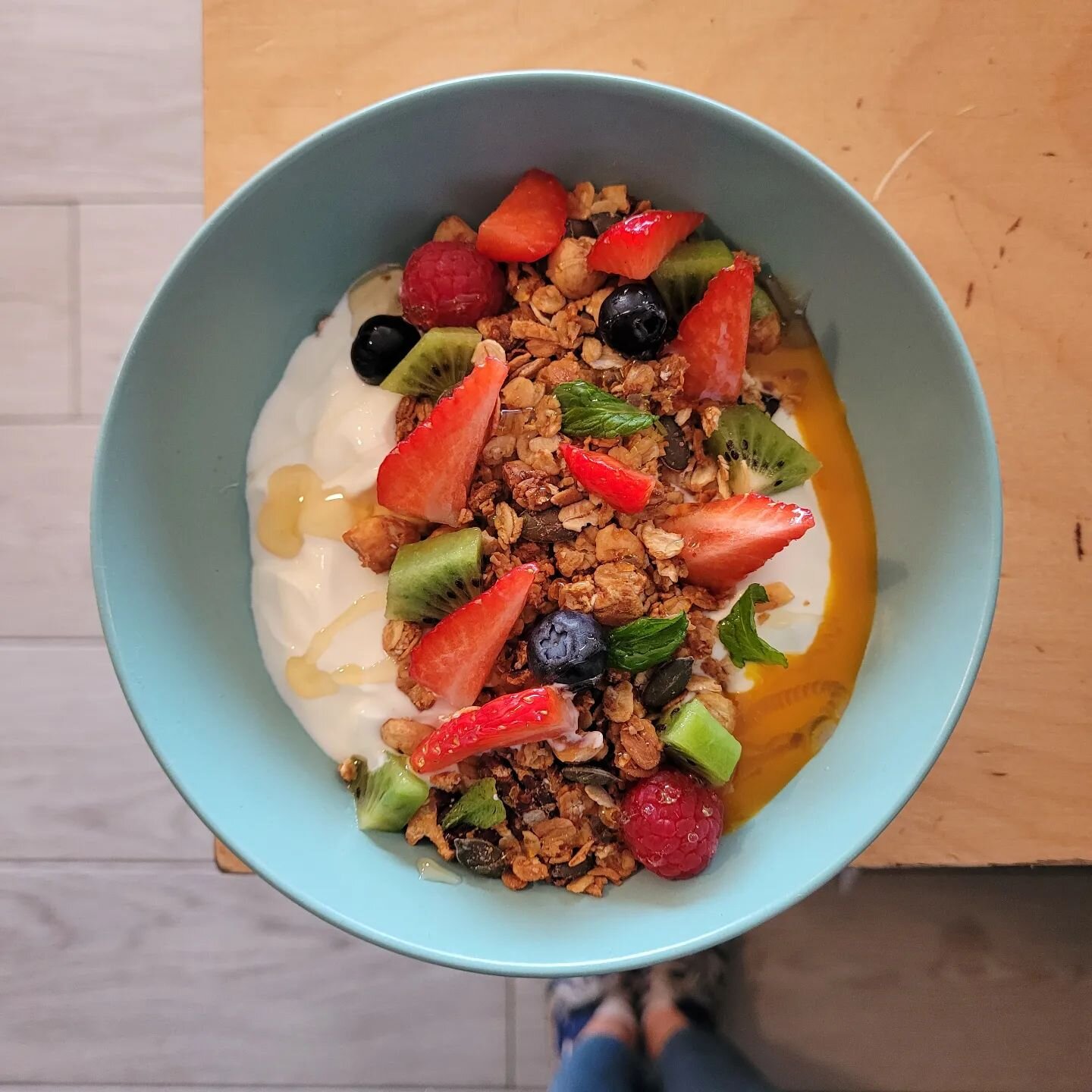 Spring is here 🌼 and so is our fresh new granola with mango compote and fresh fruit 😋
Available every day!