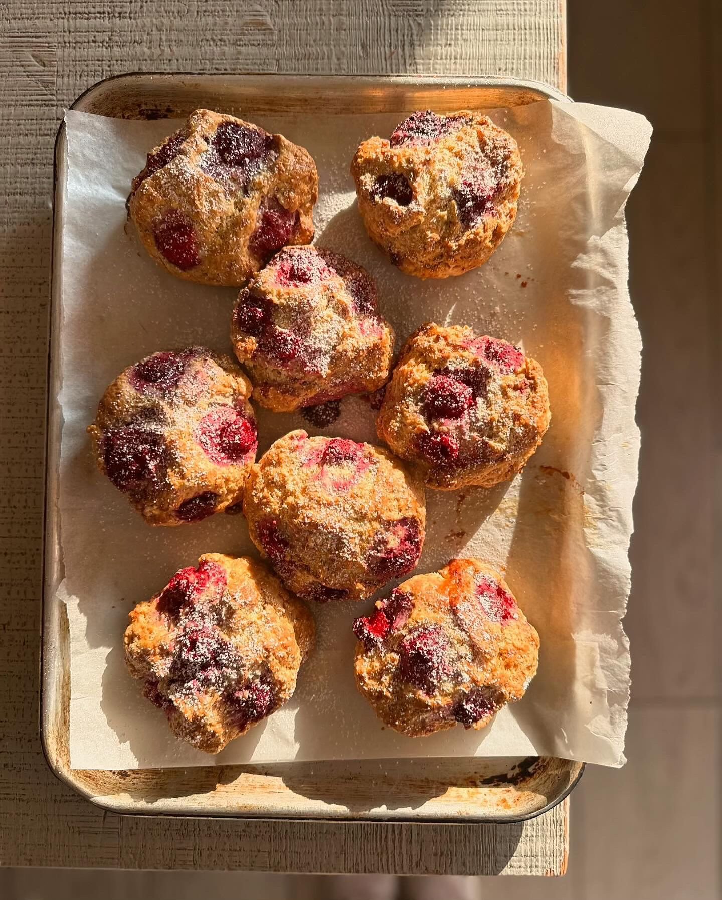Is there anything better than the smell of freshly baked scones?💛🙌🏻
It&rsquo;s giving slow summer mornings at Honey Honey ☀️