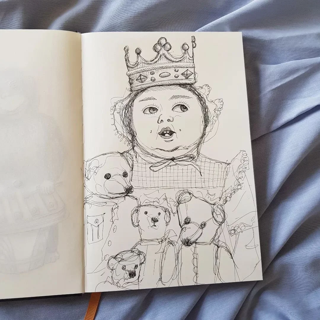 Piirt&auml;m&auml;ss&auml; Suomenlinnan lelumuseossa sek&auml; saarta ymp&auml;ri haahuilemassa🚶&zwj;♀️ Toukokuinen traditio🧸✍🌞