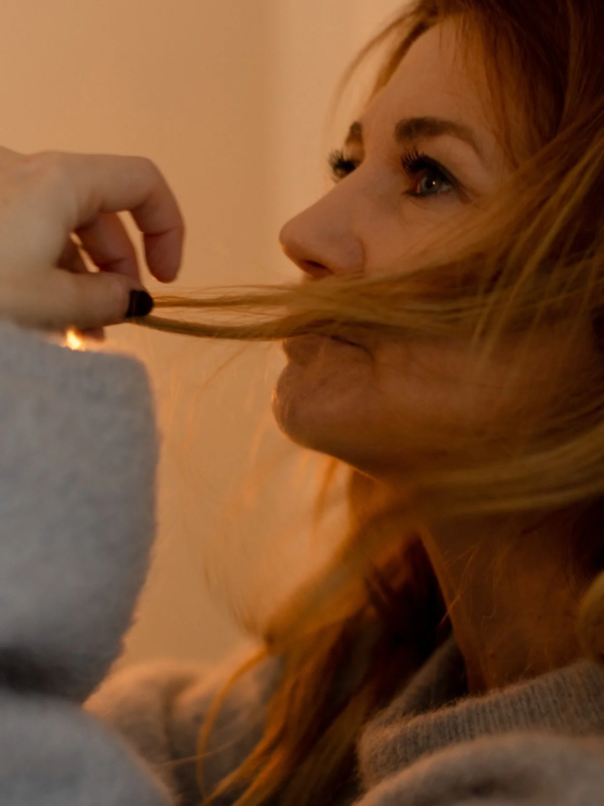 Varje utlösare är en dörröppning.
Du kan slå igen den.
Eller
kliva igenom. 🖤

En trigger är bara energi som rör sig snabbare än ditt sinne kan följa.
Tysta inte det.
Sitt med det.
Den vet något som du ännu inte vet.

✨Om du känner dig kallad att möta denna 