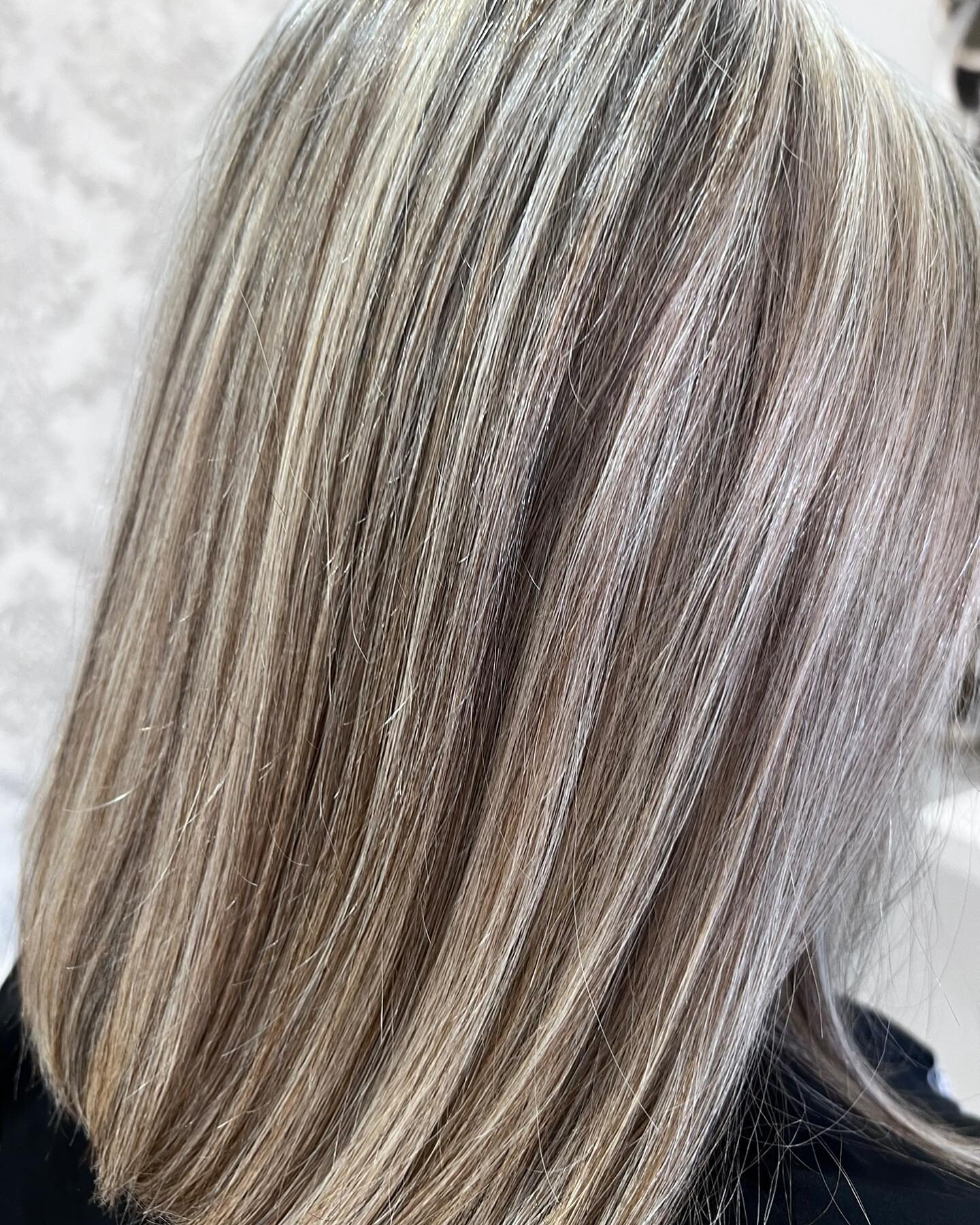 When a cool natural brown makes your blonde pop , you can look a brighter blonde with a mix of a low light . 

Created by director/designer Fiona 

Products used : @paulmitchell&nbsp;@paulmitchelluk @xgcolour #olaplex
⏰ &nbsp;Please be aware that any