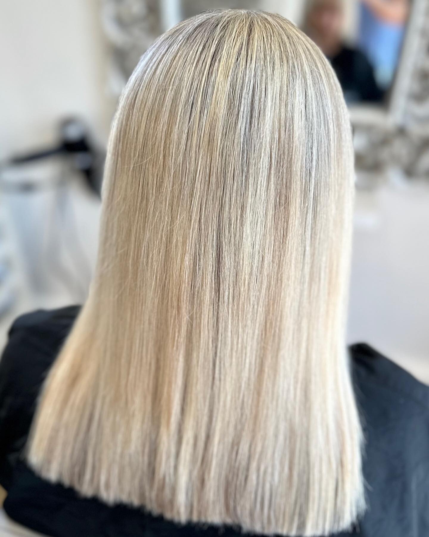 Foil highlights to lift natural colour and add lighter tones. 

Hair by - Deena 
Products used : @paulmitchell&nbsp;@paulmitchelluk @xgcolour #olaplex
⏰ &nbsp;Please be aware that any new colour clients require a essential skin test 48 hours prior to