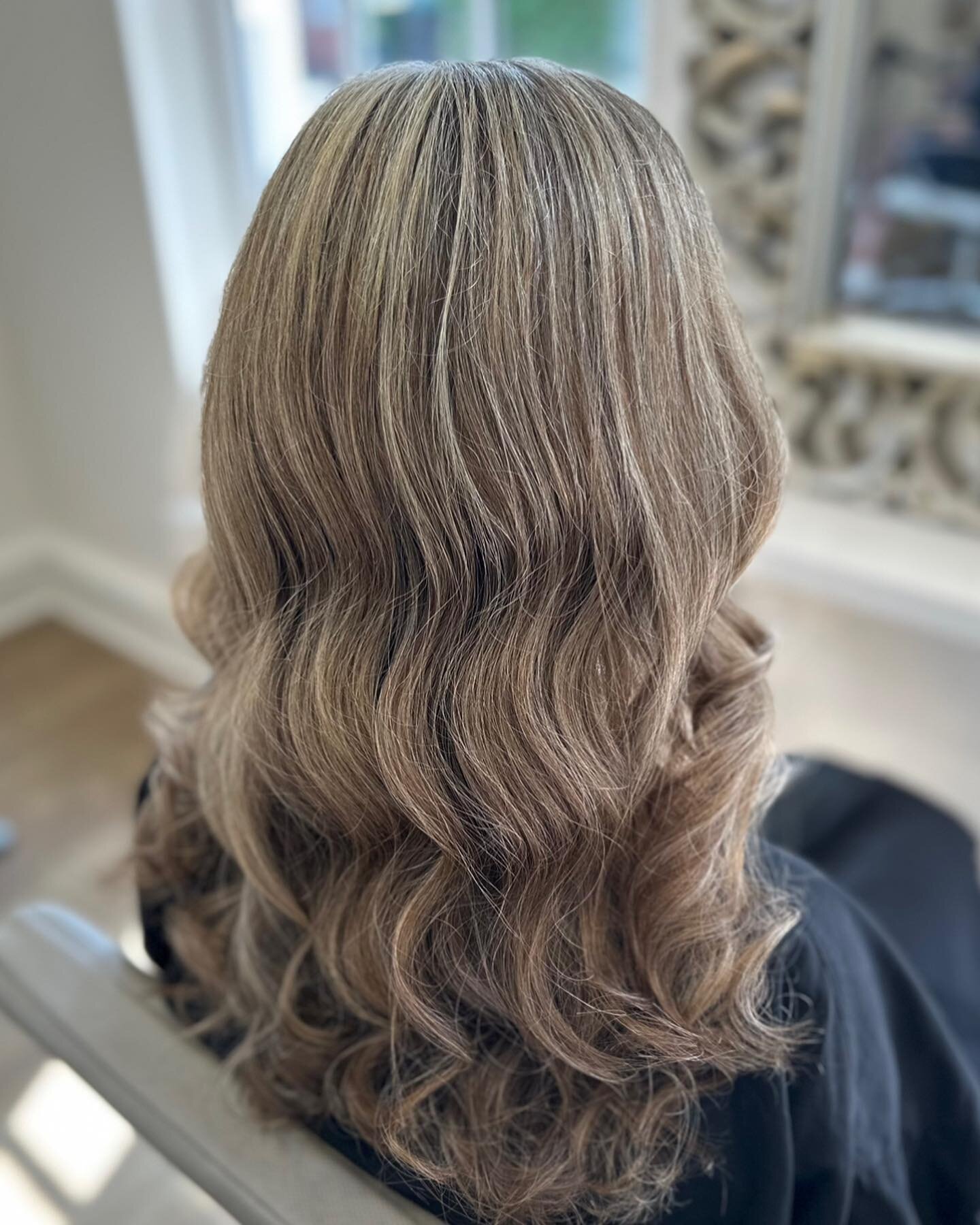 Soft Highlights to refresh natural regrowth.

Hair by - Deena 
Products used : @paulmitchell&nbsp;@paulmitchelluk @xgcolour #olaplex
⏰ &nbsp;Please be aware that any new colour clients require a essential skin test 48 hours prior to any colour servic