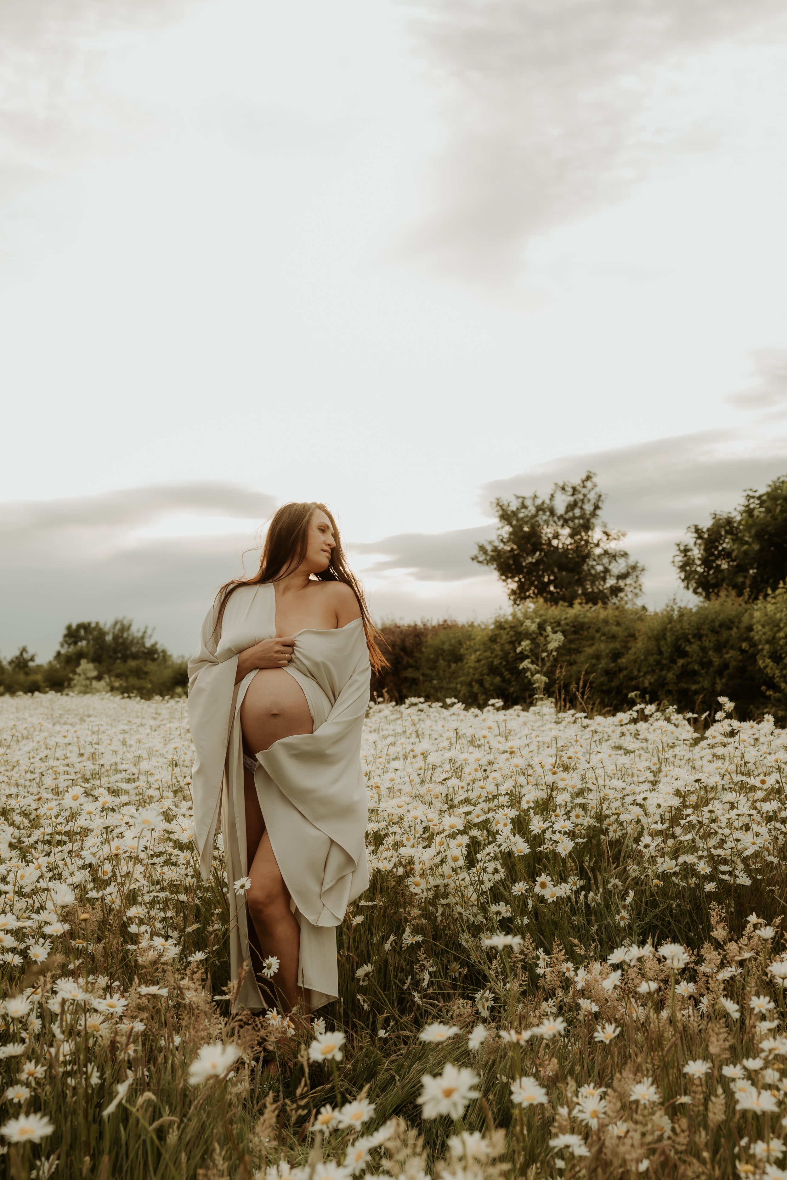 Outdoor maternity photoshoot in Hertfordshire