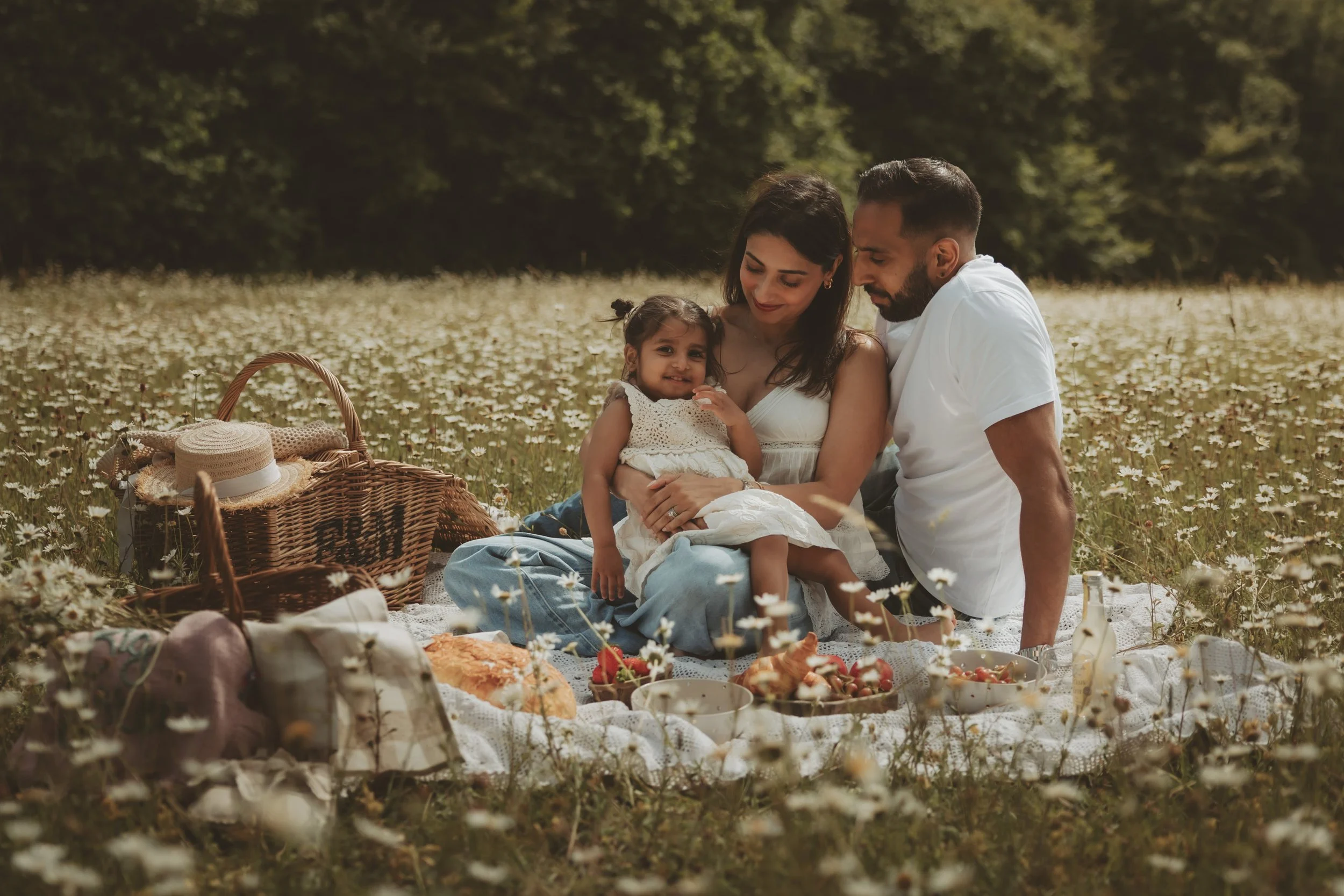 Hertfordshire Summer Mini Photoshoot, Summer Family Photography, SummerMini Session, wildflower daisy family photoshoot, Summer flowers photoshoot, Summer Flower photography, Family Photoshoot Hertfordshire, daisy photoshoot