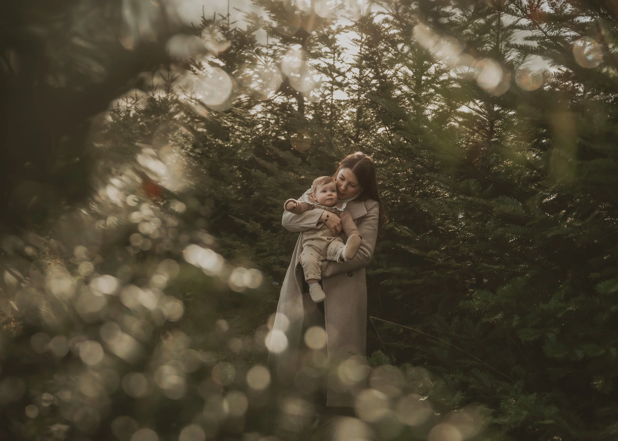 Hertfordshire Christmas photographer, Christmas mini sessions Hertfordshire, Hitchin Christmas photoshoot, family Christmas photoshoot Hertfordshire, Christmas tree farm photoshoot, studio Christmas mini sessions Hitchin, natural Christmas photograph