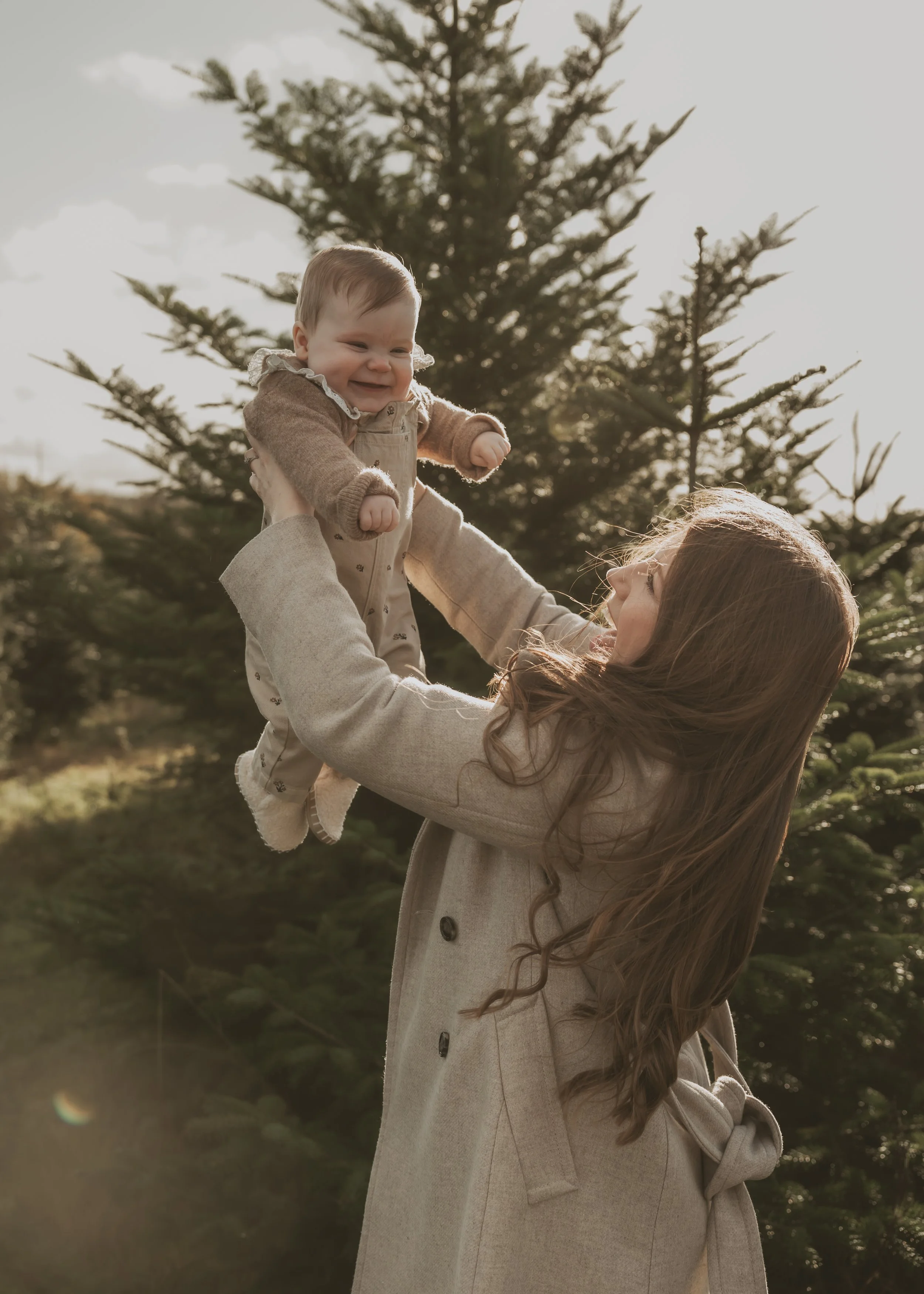 Hertfordshire Christmas photographer, Christmas mini sessions Hertfordshire, Hitchin Christmas photoshoot, family Christmas photoshoot Hertfordshire, Christmas tree farm photoshoot, studio Christmas mini sessions Hitchin, natural Christmas photograph