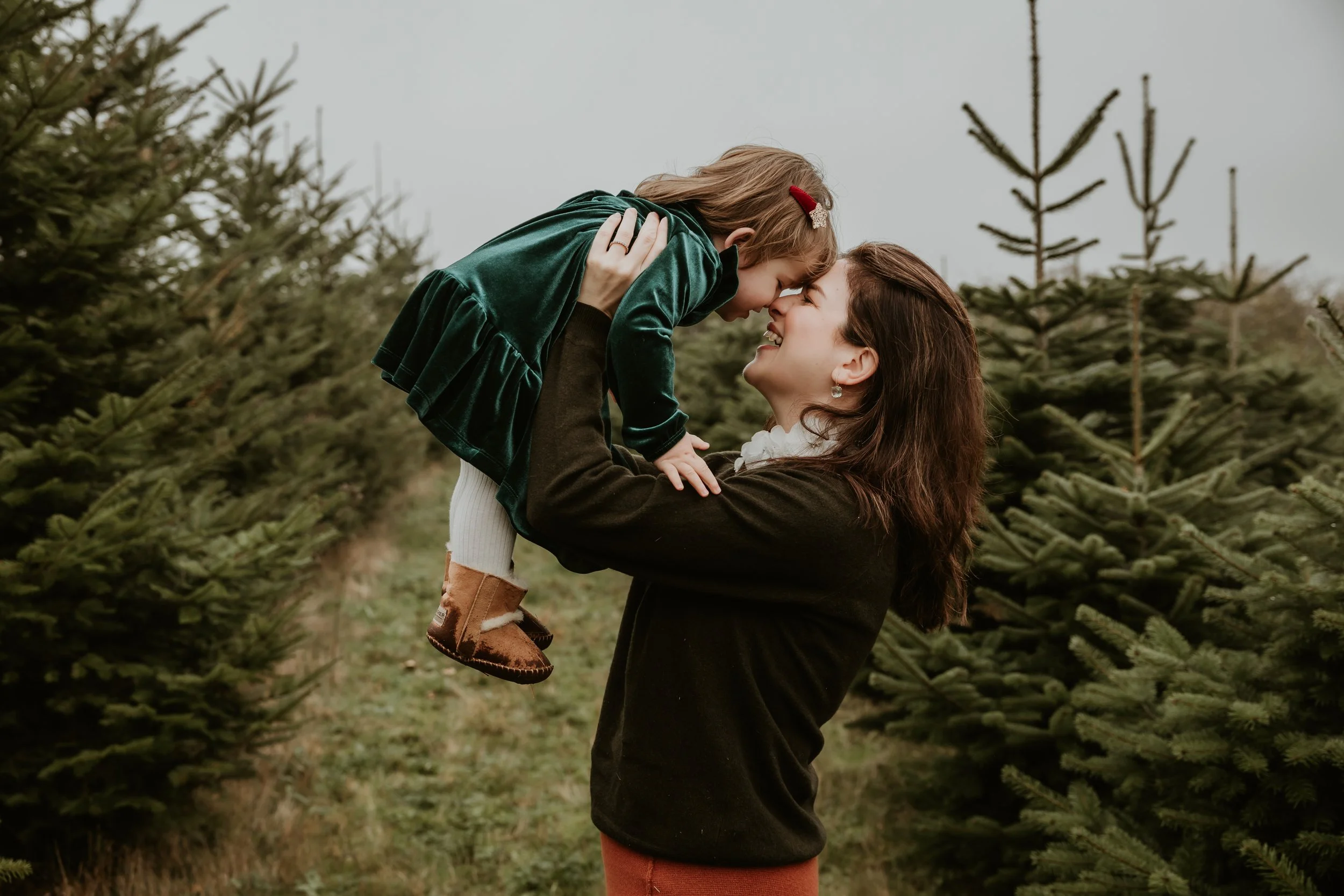 Hertfordshire Christmas photographer, Christmas mini sessions Hertfordshire, Hitchin Christmas photoshoot, family Christmas photoshoot Hertfordshire, Christmas tree farm photoshoot, studio Christmas mini sessions Hitchin, natural Christmas photograph