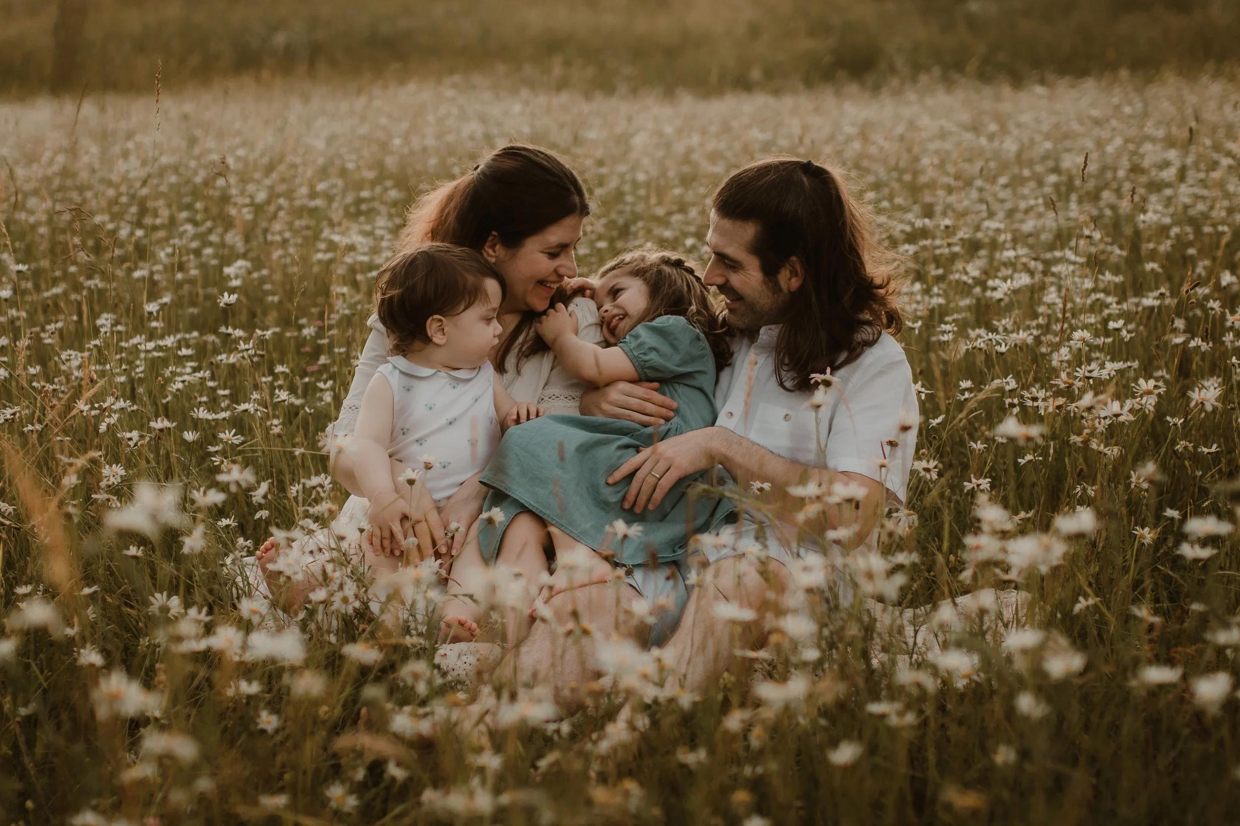 Hertfordshire Summer Mini Photoshoot, Summer Family Photography, SummerMini Session, wildflower daisy family photoshoot, Summer flowers photoshoot, Summer Flower photography, Family Photoshoot Hertfordshire, daisy photoshoot