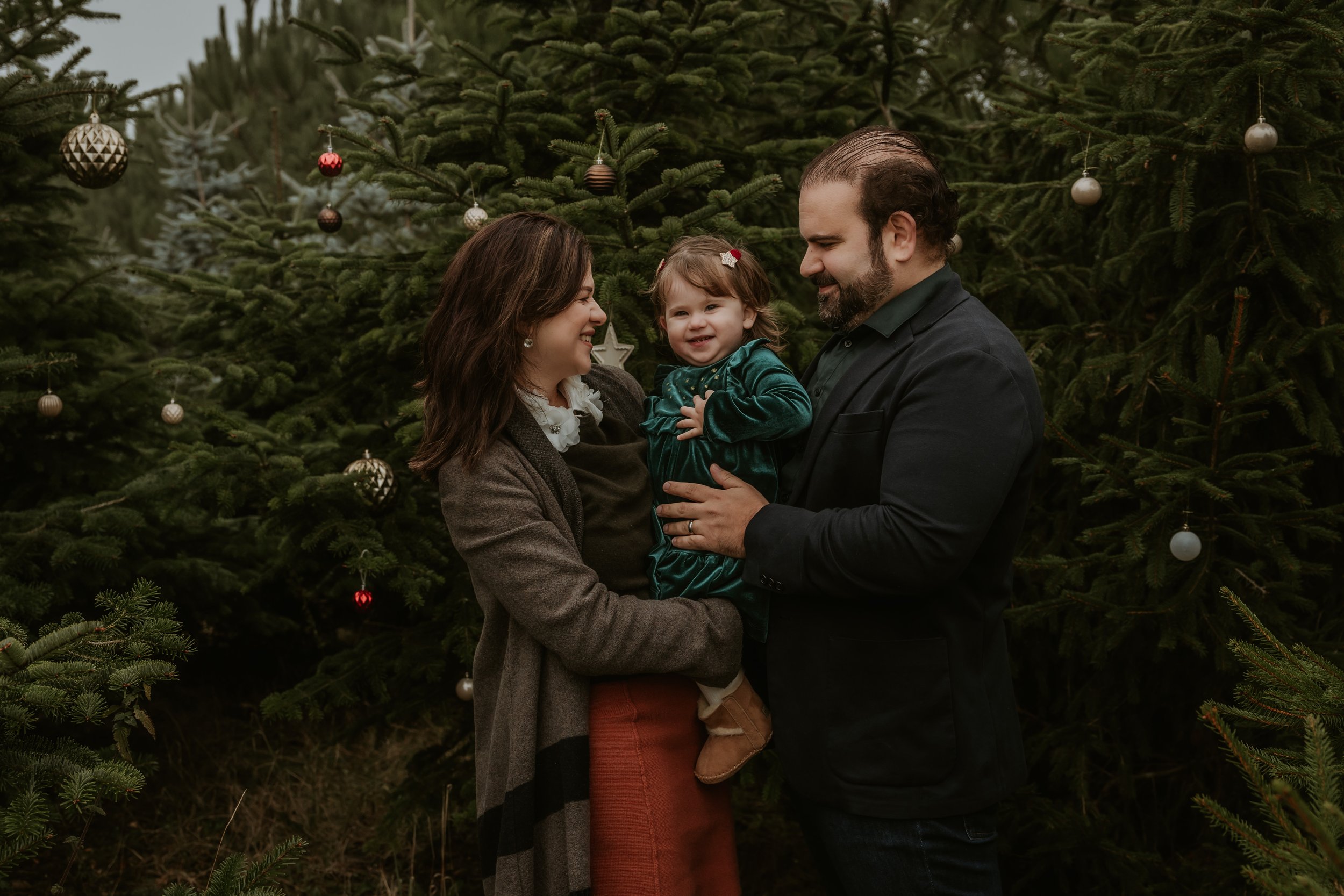 Hertfordshire Christmas photographer, Christmas mini sessions Hertfordshire, Hitchin Christmas photoshoot, family Christmas photoshoot Hertfordshire, Christmas tree farm photoshoot, studio Christmas mini sessions Hitchin, natural Christmas photograph