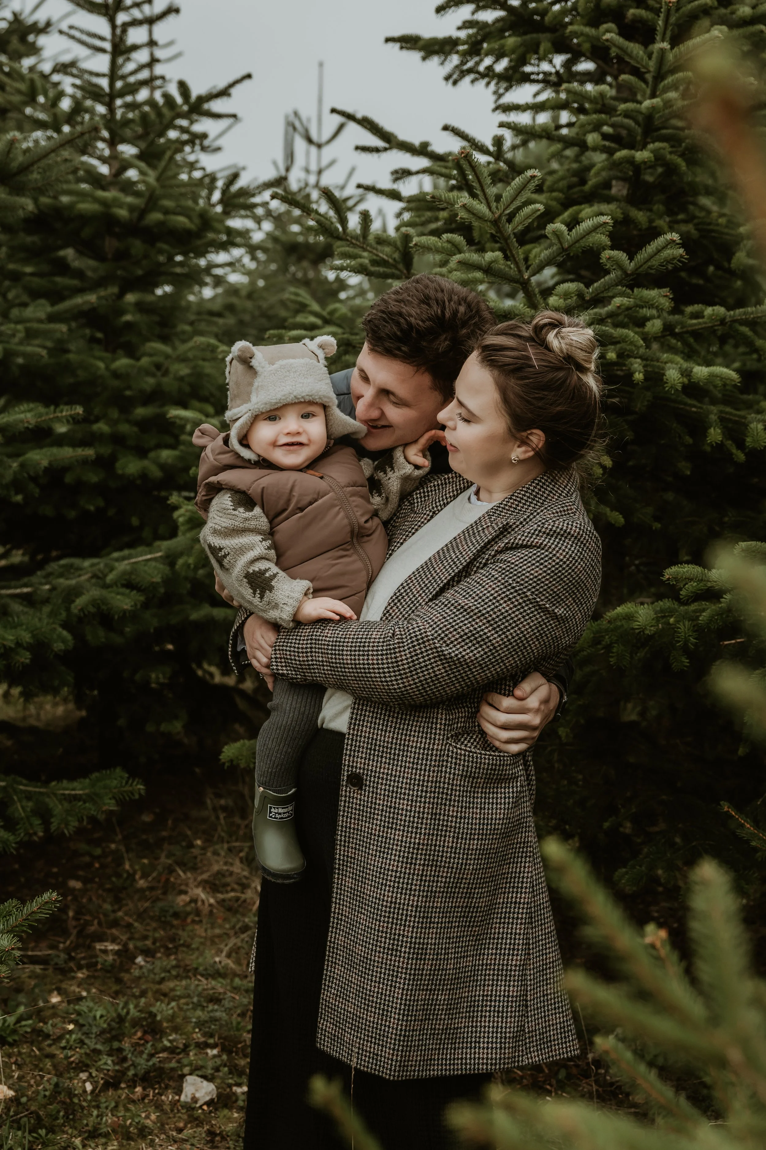Hertfordshire Christmas photographer, Christmas mini sessions Hertfordshire, Hitchin Christmas photoshoot, family Christmas photoshoot Hertfordshire, Christmas tree farm photoshoot, studio Christmas mini sessions Hitchin, natural Christmas photograph