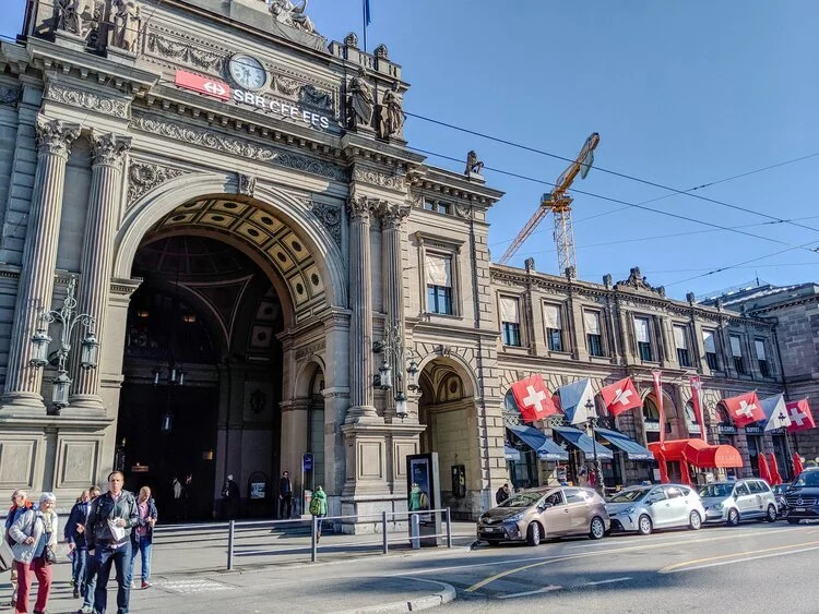 Why Swiss company? 6 reasons why you should expand or start your business in Switzerland.