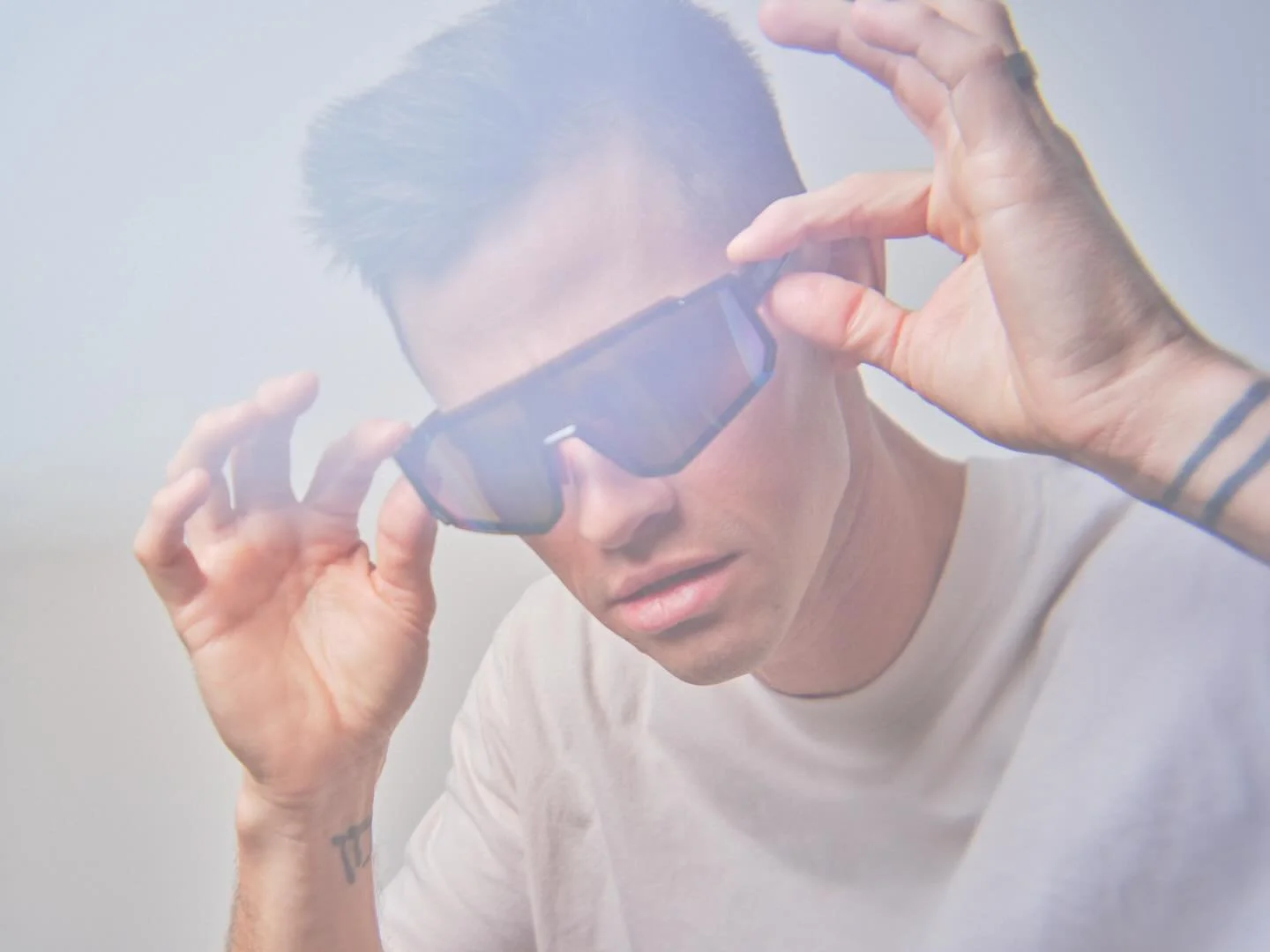 Never expect the ordinary when the ever talented @taylorcashphotography comes in the studio. The winning recipe for a new character to emerge is a pair of @rawlingssg glasses, a fresh haircut, boxy white tee, and some white @nike sneakers.