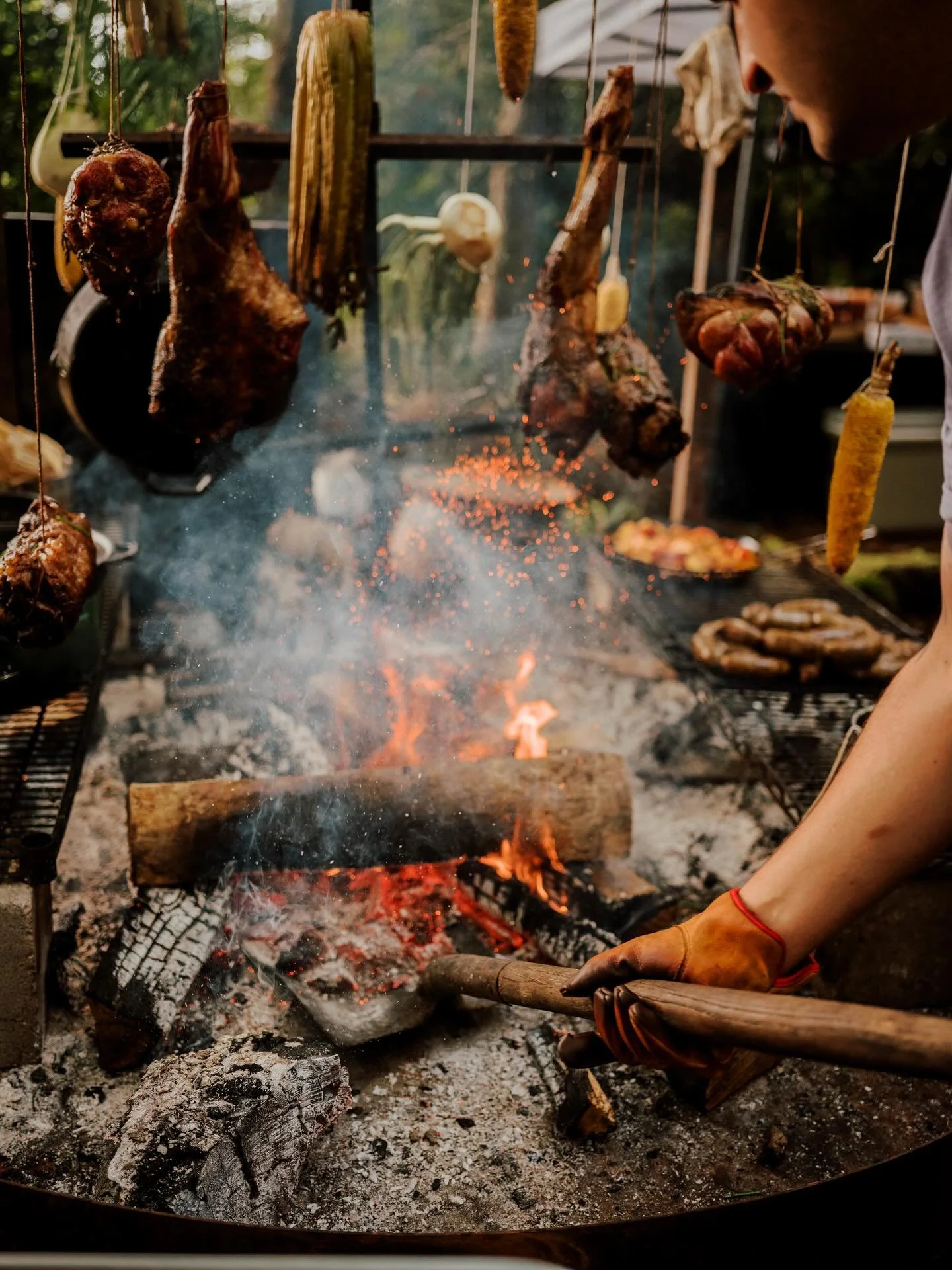 Reliving this evening at @cataloocheeranch for the Fire on The Mountain sunset dinner. An incredible outdoor dining and hospitality experience. I&rsquo;m grateful for every opportunity I get to make photos like these.