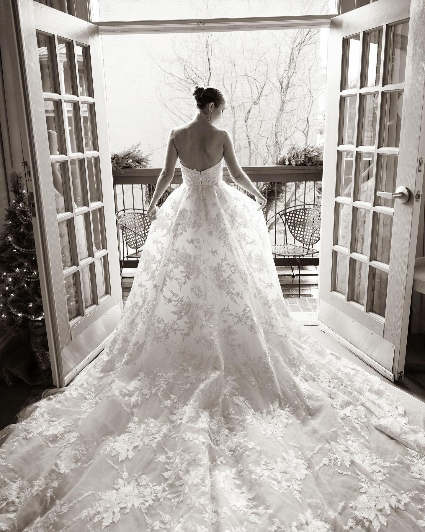 A moment for this gown&hellip; and the gorgeous bride in it. Forgotten veil, we didn&rsquo;t miss you&hellip; 😘 

Planning: @ivyrobinsonevents @sparkseline 
Floral: @kellyodomflowers&nbsp;&nbsp;
Gown: @moniquelhuillierbride
Cake: @cakesbyrachelbakes