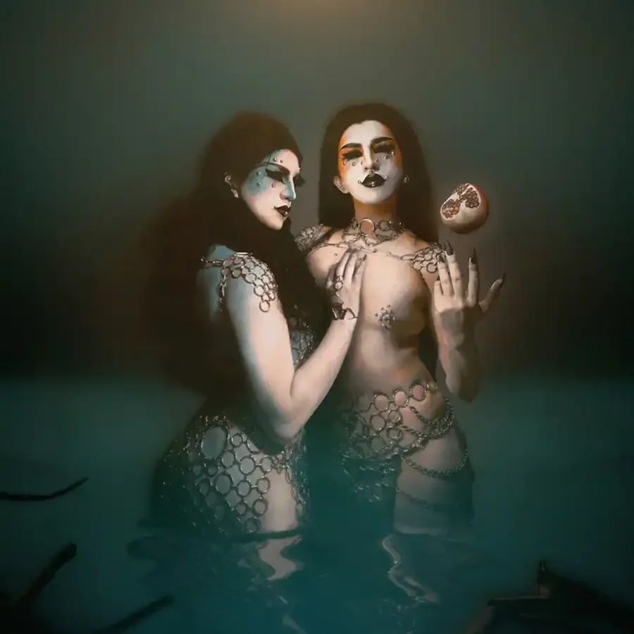 Arte visual, solemnidad y teatralidad camaleónica: Bienvenida IAMPERSEPHONE a la familia Casete.