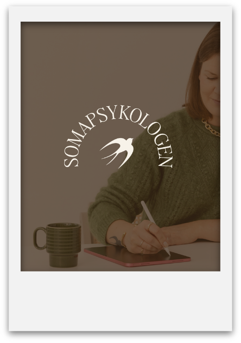 Woman with brown hair writing on a tablet, with a mug nearby, and a logo with the text 'SOMMAPSYKOLOGEN' and a stylized bird symbol.