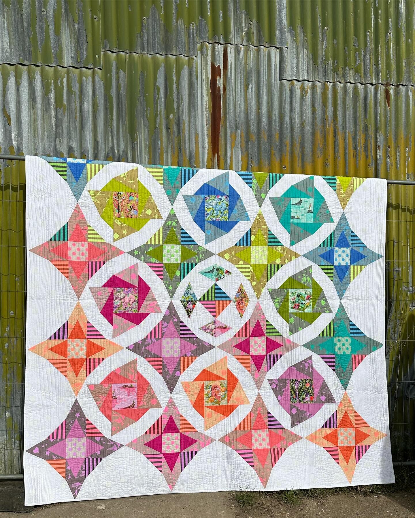 A couple of pics of our Bedazzled quilt featuring Tula Pink fabrics 💖

This is just behind the @theginkitchen and @dropkick_brewing near Dorking (highly recommend going 😉) and the colours of the building worked so well with the quilt! 💚💛

The pat