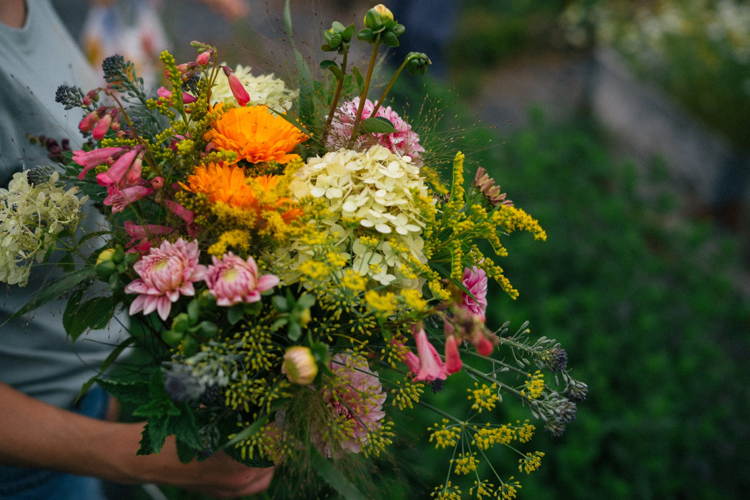 Bouquet de fleurs colorées avec des roses, des soucis, et des herbes