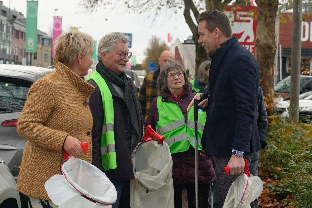 Vrijwilligers ruimden vorig jaar 1.100 ton zwerfvuil op: minister Brouns bedankt hen tijdens opruimactie in Pelt