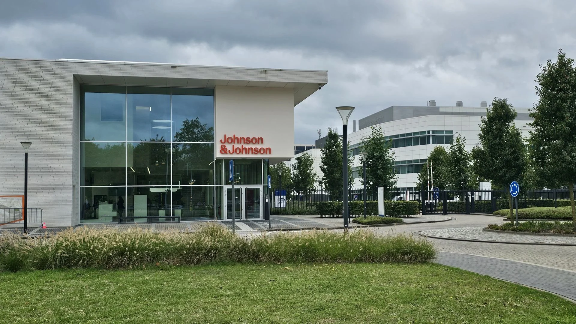 Minister Jo Brouns verleent nieuwe omgevingsvergunning voor Janssen Pharmaceutica in Beerse: “Belangrijk om strategisch bedrijf in Vlaanderen te verankeren”