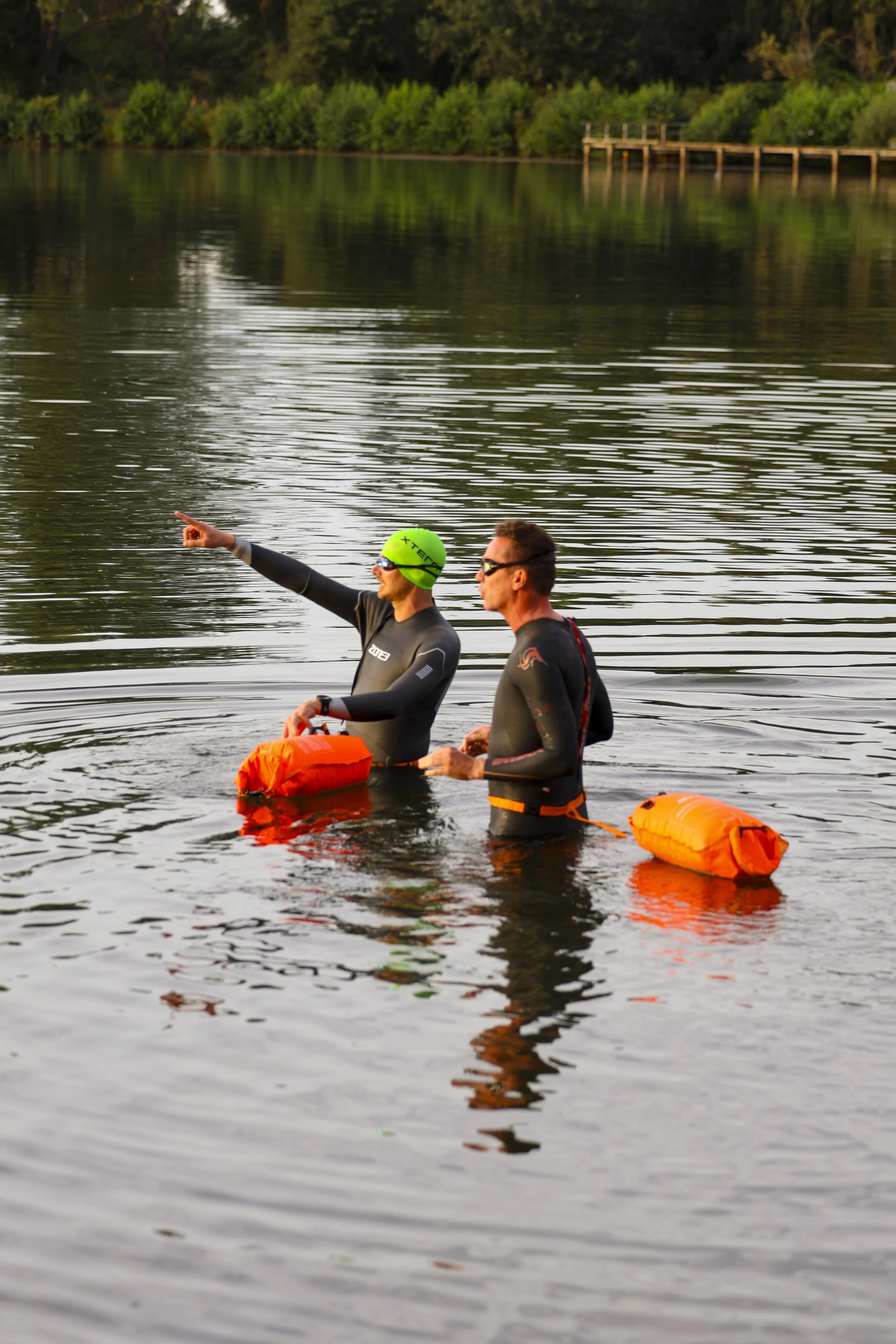 Jo Brouns springt in het open zwemwater van de Paalse Plas in Beringen