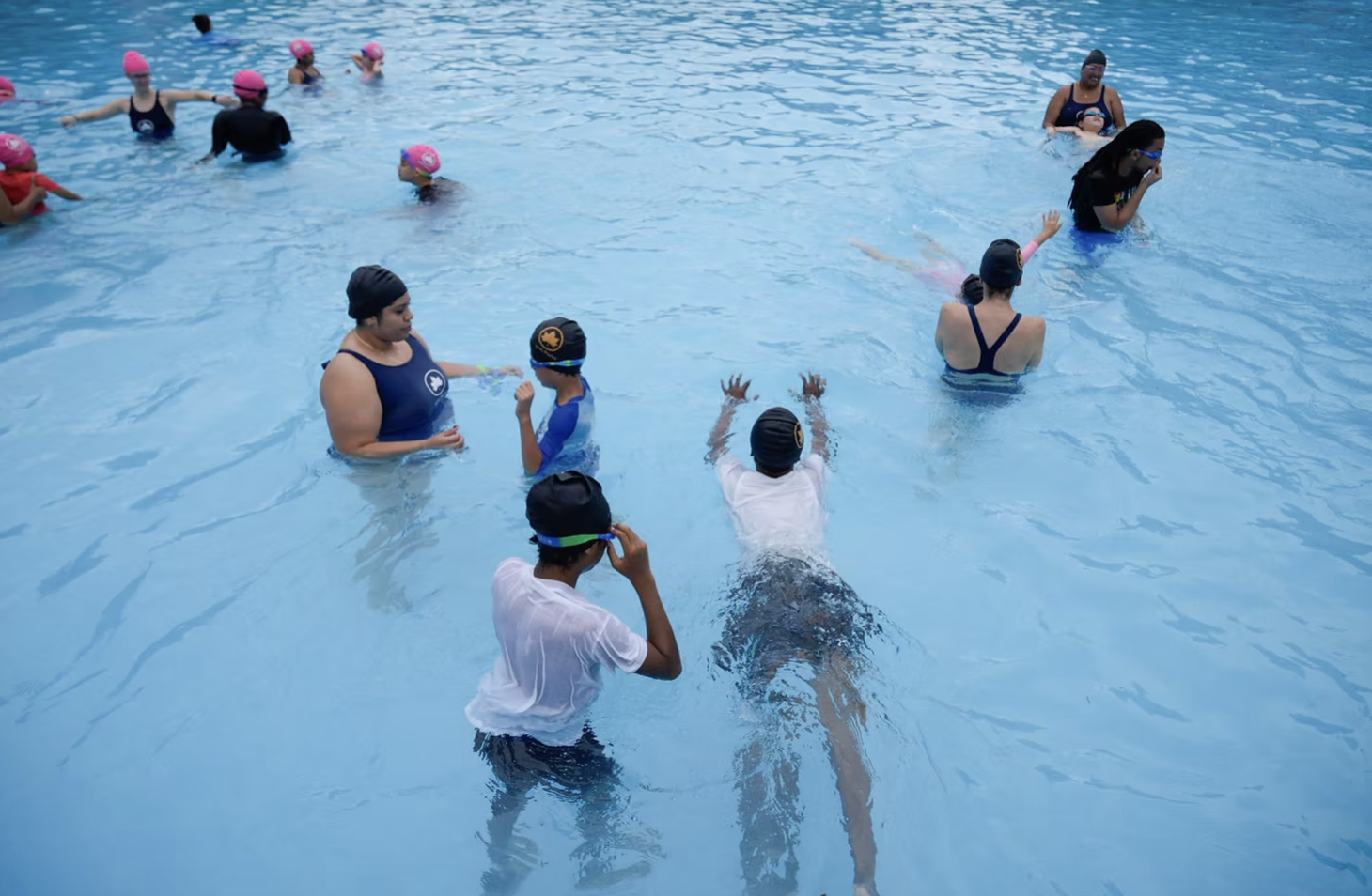 Aprueban fondos para ampliar las clases gratuitas de natación en NYC