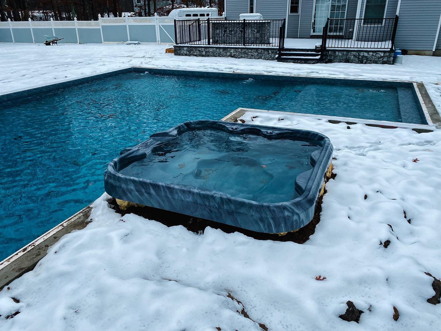Happy Friday! Here&rsquo;s a throwback of a recent pool &amp; spa project we finished! ❄️🧊 

New Pool Build- @sweeneyspoolsvc 
Pool Equipment- @the_hayward_nation 
Pool Liner- @merlinindinc 

#longisland #longislandny #longislandhomes #longislandbac