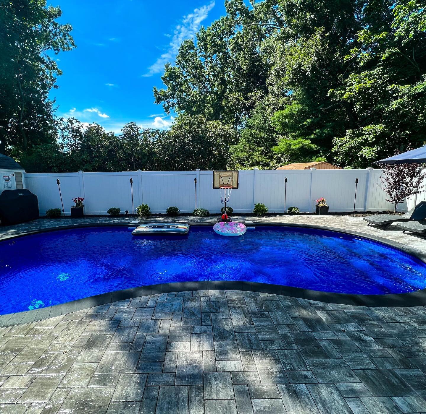 This is your reminder that barbecue &amp; pool season is ALMOST here 🍖🌊🦋 🍗🐝🌳🌞

Pool Build- @sweeneyspoolsvc 
Masonry- @flawlessmasonryinc 
Pool Equipment- @the_hayward_nation 
Pool Liner- @looplocpoolproducts