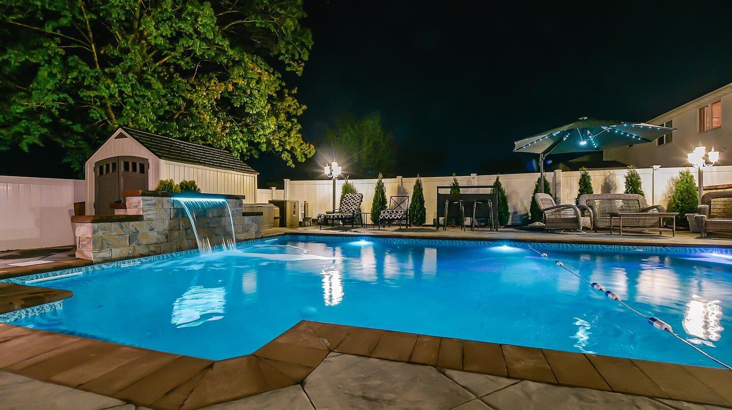 warmer weather got us feeling some type of way😮&zwj;💨 

Night time swimming? Yes please! 🌙

Pool Build- @sweeneyspoolsvc 
Pool Equipment- @the_hayward_nation 
Liner- @looplocpoolproducts

#longisland #longislandny #longislandhomes #longislandbacky