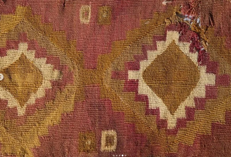 Chile. Fragment of Unku-Tunik with concentric stepped diamond motifs. Inka 1400-1532 AD. Southern Coast of Peru. Tapestry weave with camelid wool. Dimensions 21cm x 11cm. Museo Chileno de Arte Precolombina. Foto: Nicolás Aguayo. Accessed via https://