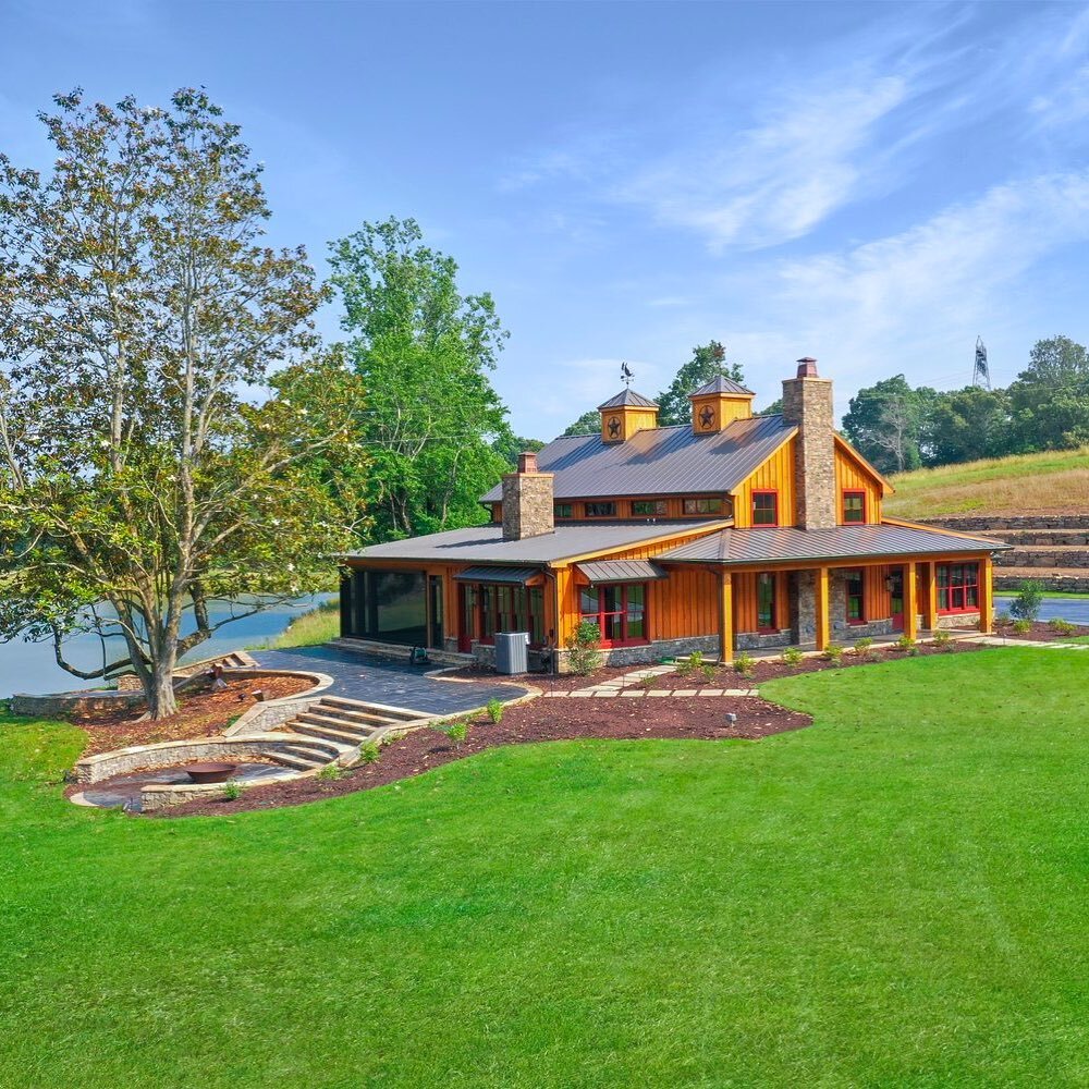 New project added to Hunt Homes portfolio! This incredible barn was a labor of love and will be the gathering place for family for years and years to come. Link in bio. 

#familybarn #partybarn #magnoliahouse #custombarn #newconstruction #custombeams