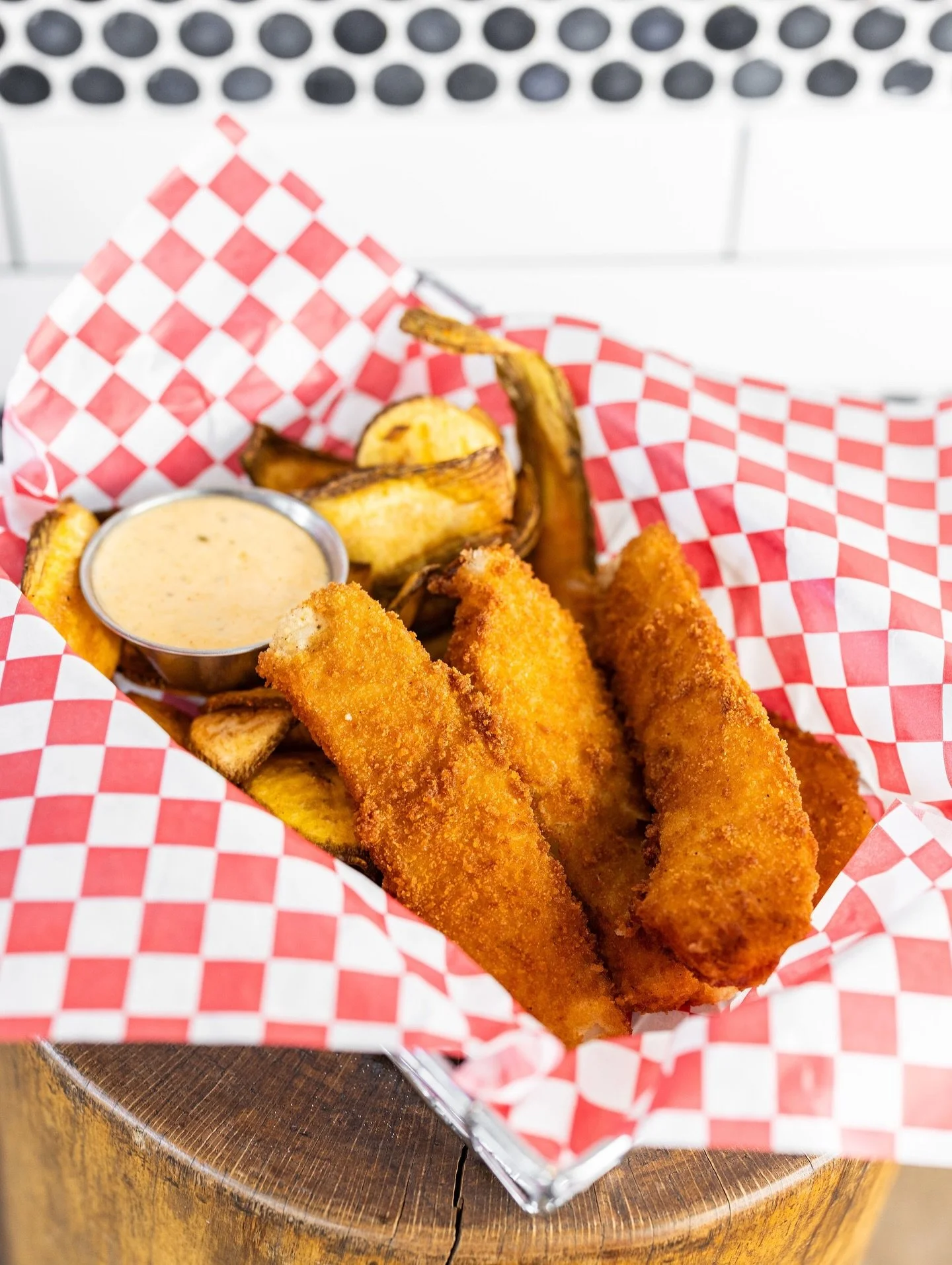 From coast to comfort in the Lone Star State 🐟🍗 Fish &amp; Chips with plantain crisps and chicken tenders, giving us all the Texas State Fair feels.