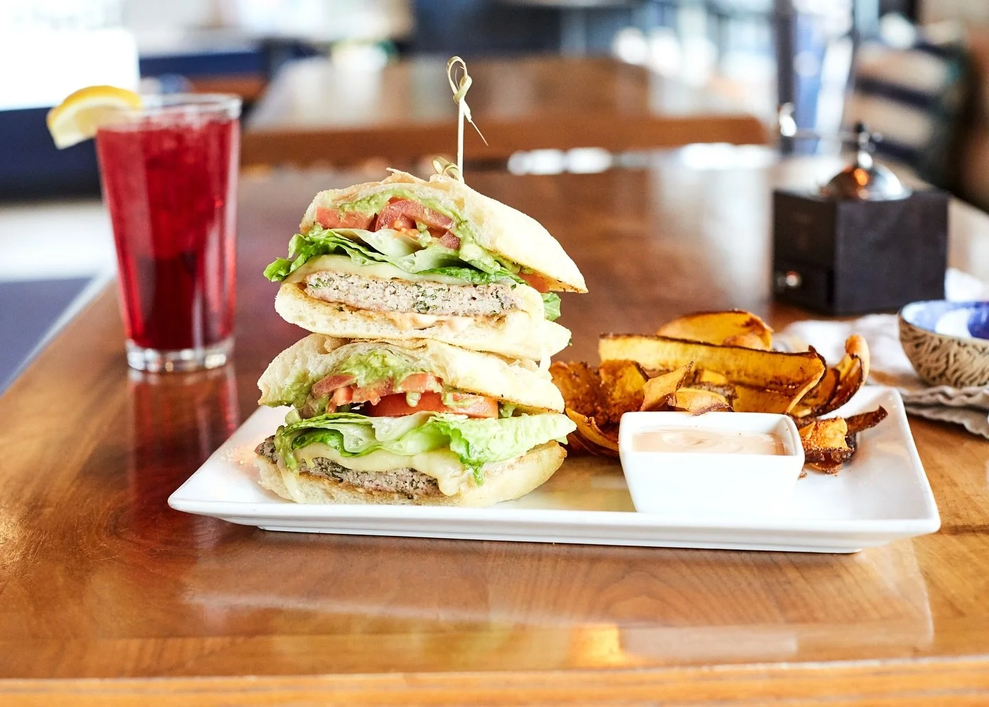 Seafood isn&rsquo;t the only thing we do well 🍔🌊 

Meet the South Beach Turkey Burger; sriracha aioli, smashed avocado, romaine, grilled onion, tomato, and jack cheese on ciabatta.