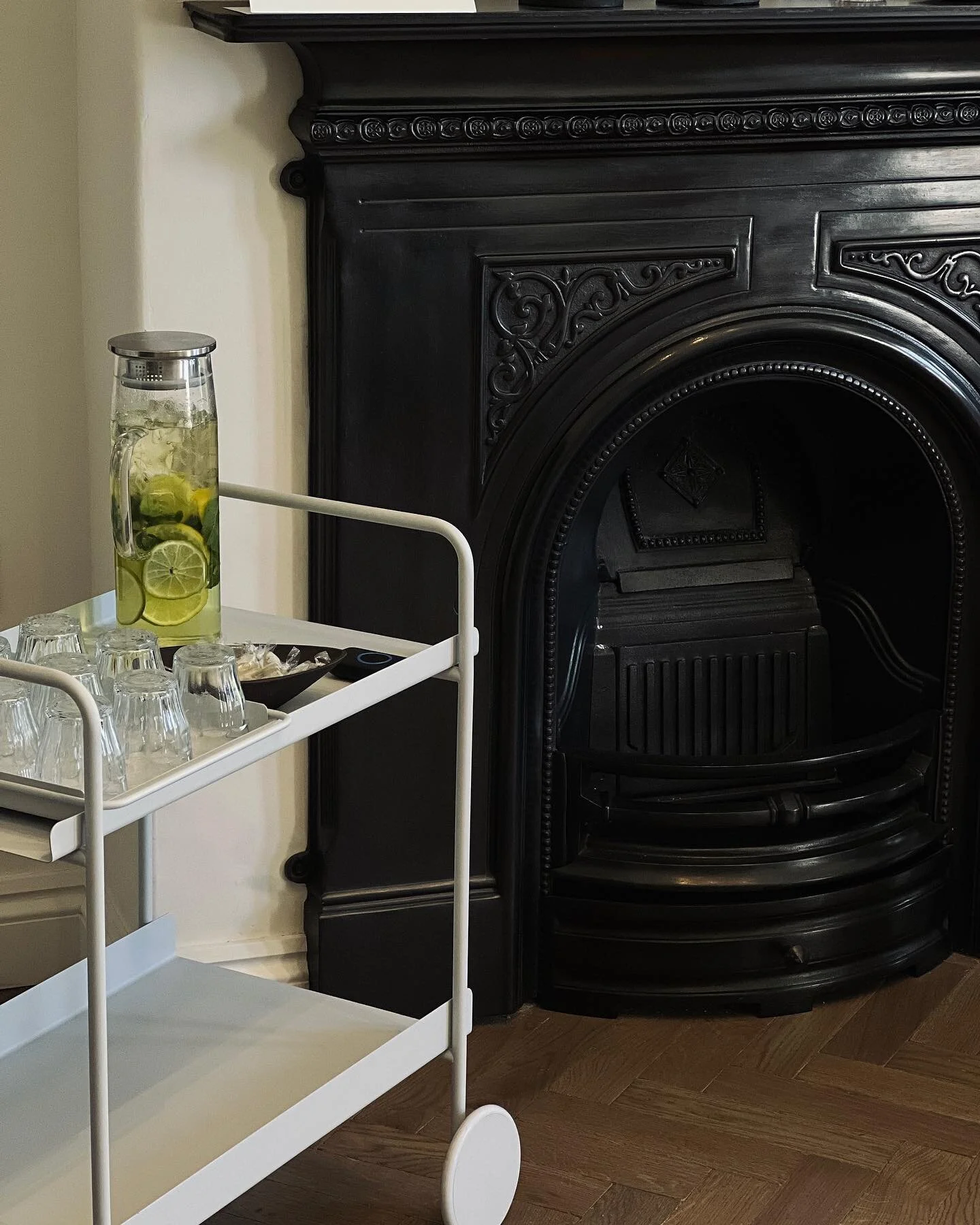 Glass of refreshment at your arrival🌿

#boutiquestay #boutiquestyles #luxurybnb #boutiquebnb #homeawayfromhome #homefromhome #fireplace #antiquefinds #antiquefireplace